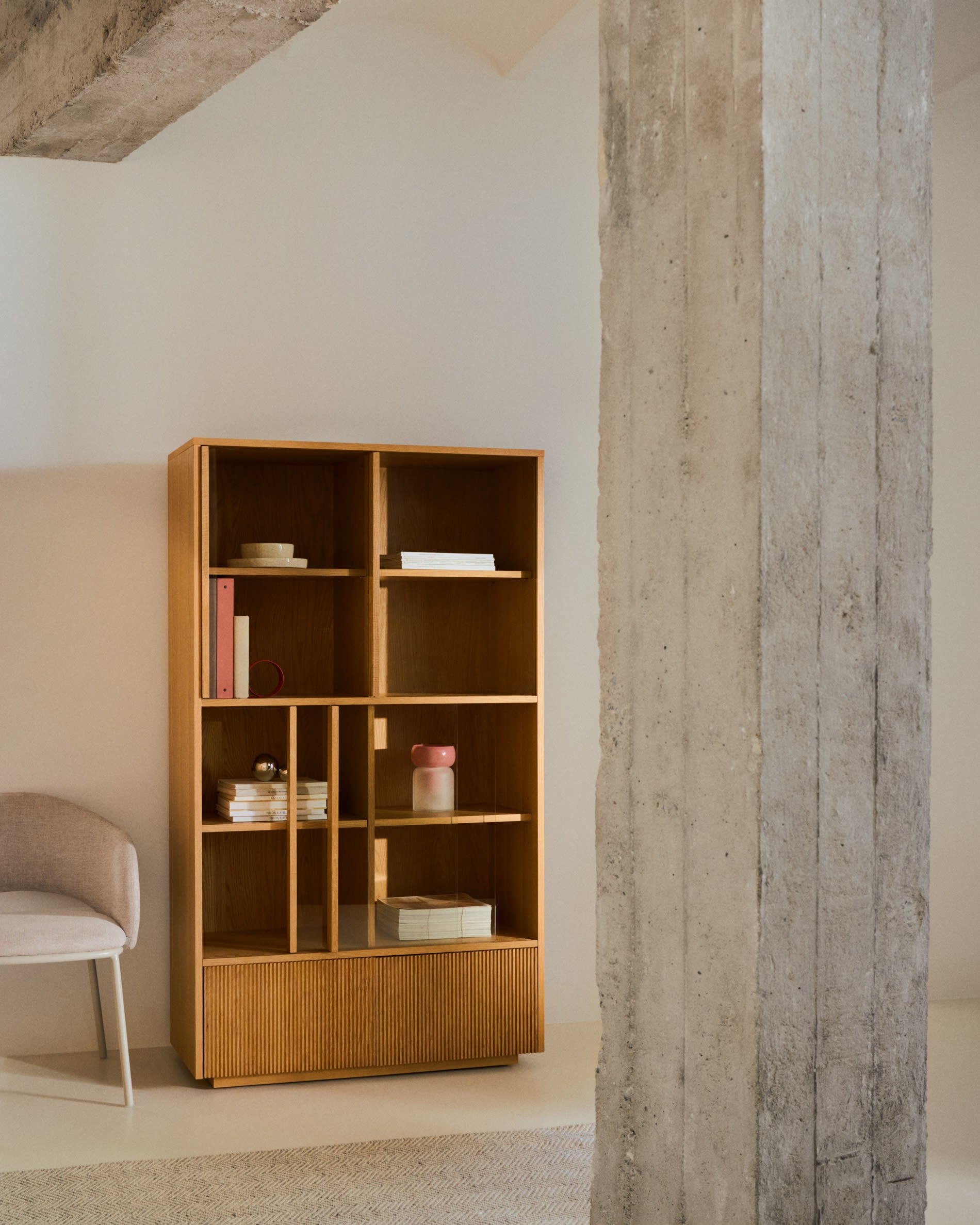 Eleganter Stuhl Maina in Beige mit robusten Stahlbeinen und nachhaltiger FSC-zertifizierter Beschichtung.