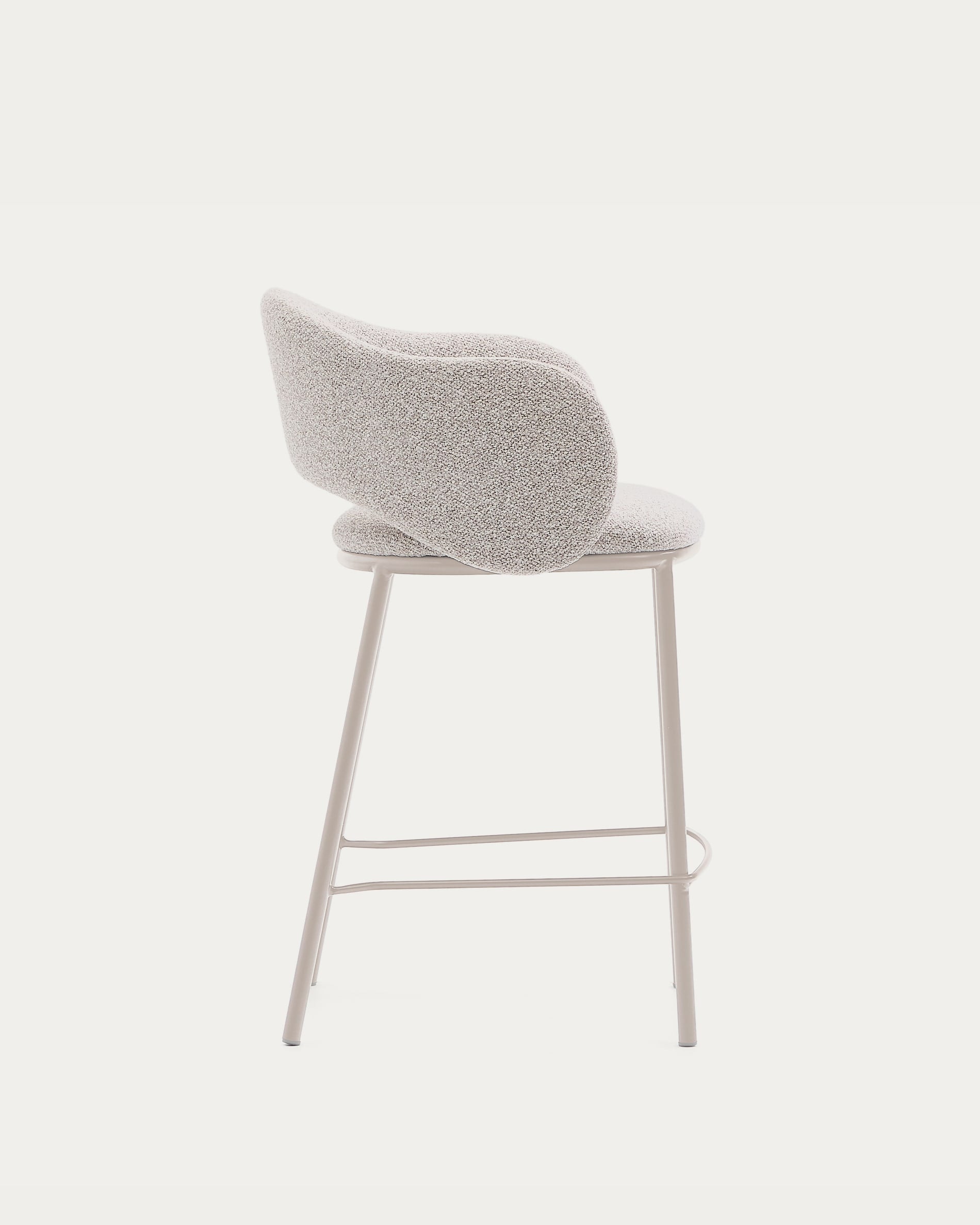 Eleganter Hocker Maina mit beigem Chenillebezug, robusten Stahlbeinen in beigem Finish, FSC-zertifiziert, 65 cm hoch.