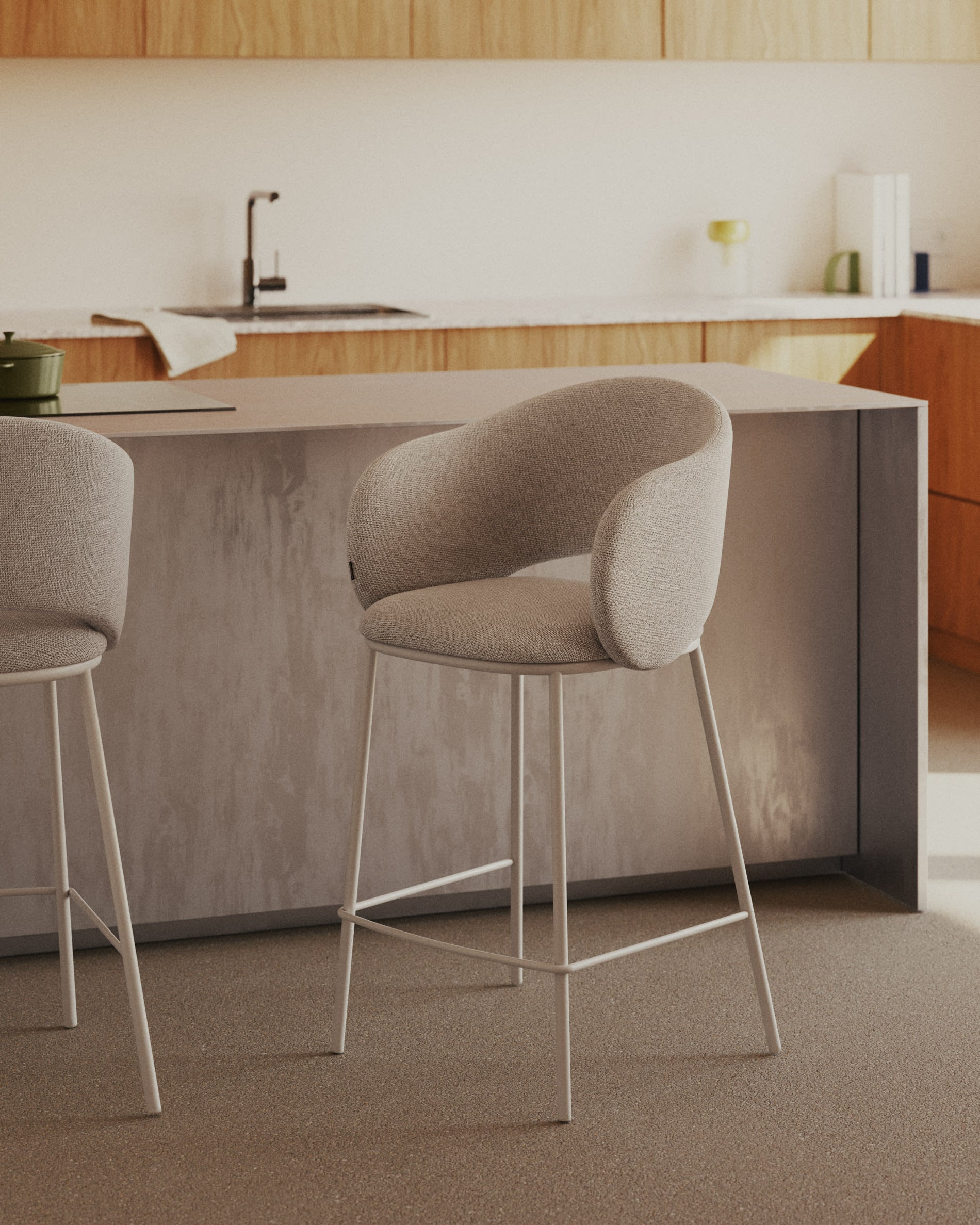 Hocker Maina: Beige Chenille, Stahlbeine, FSC-zertifiziert, 65 cm hoch. Stilvoll und nachhaltig für modernes Wohnen.