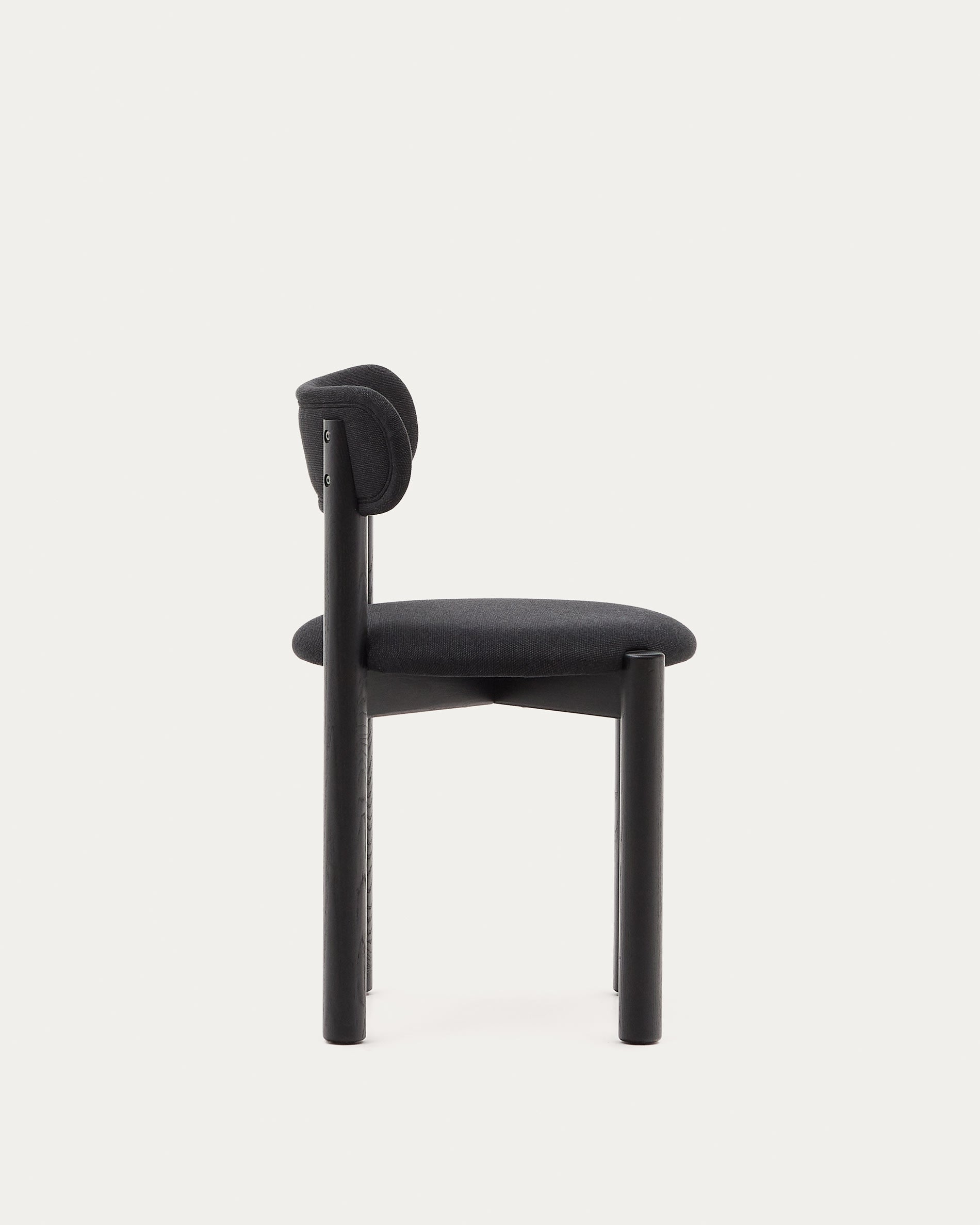 Nebai Stuhl: Schwarze Chenille, modernes Design von Kave Home.