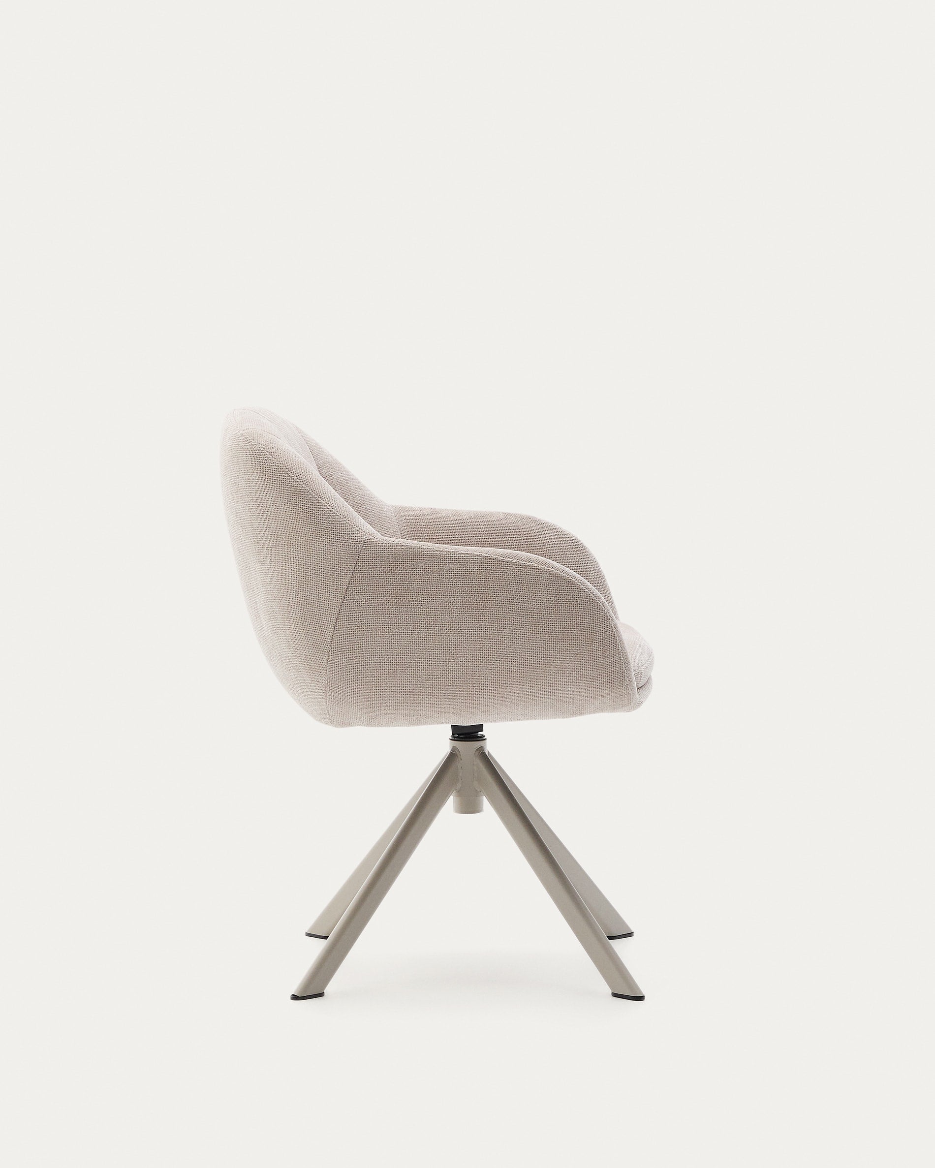 Moderner Drehstuhl Dorina mit beigefarbener Chenille-Polsterung und stabilen Stahlbeinen in passendem Finish, ideal für stilvolle Räume.