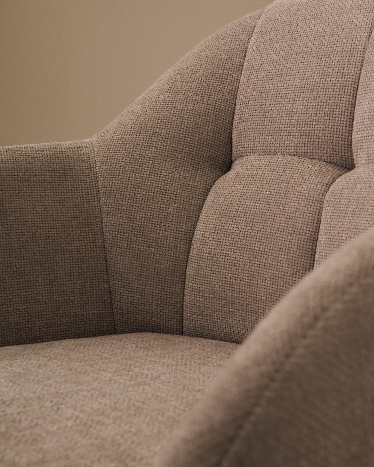 Drehstuhl Dorina: Beigefarbene Chenille, robuste Stahlbeine, luxuriös und vielseitig – perfekt für modernes Wohnen und Arbeiten.