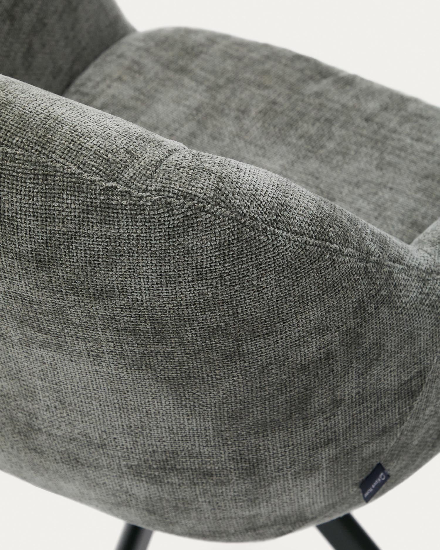 Eleganter Drehstuhl Dorina aus grünem Chenille und robusten Stahlbeinen. Ideal für stilvolle Akzente in jedem Raum!