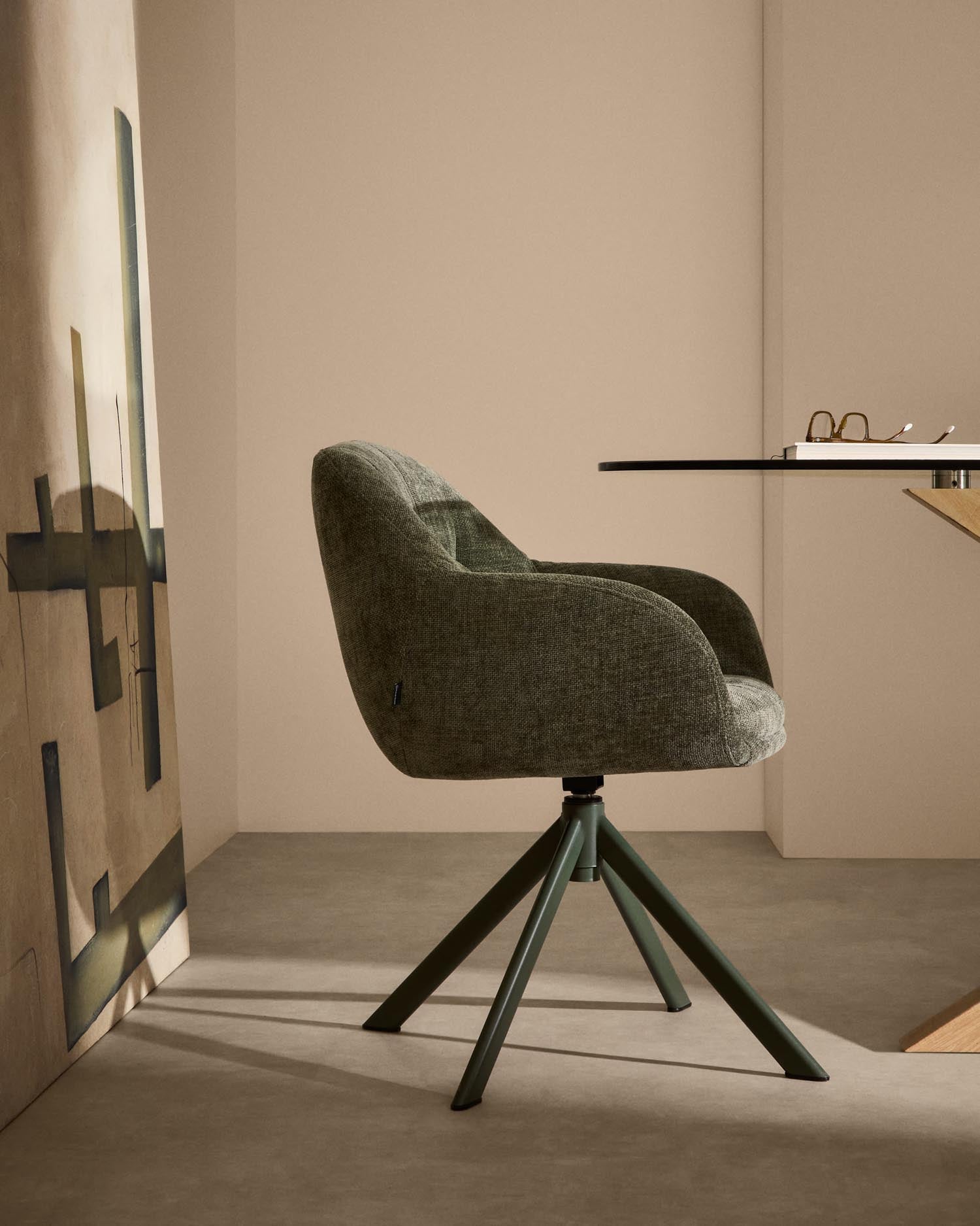 Moderner Drehstuhl Dorina mit grünem Chenillebezug und grünen Stahlbeinen, ideal für stilvolle Wohn- und Arbeitsbereiche.