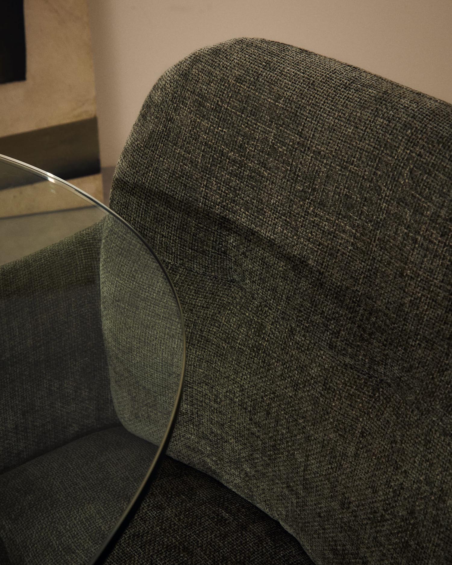 Eleganter Drehstuhl Dorina mit grünem Chenillebezug und grünen Stahlbeinen, perfekt für moderne Wohn- und Arbeitsräume.