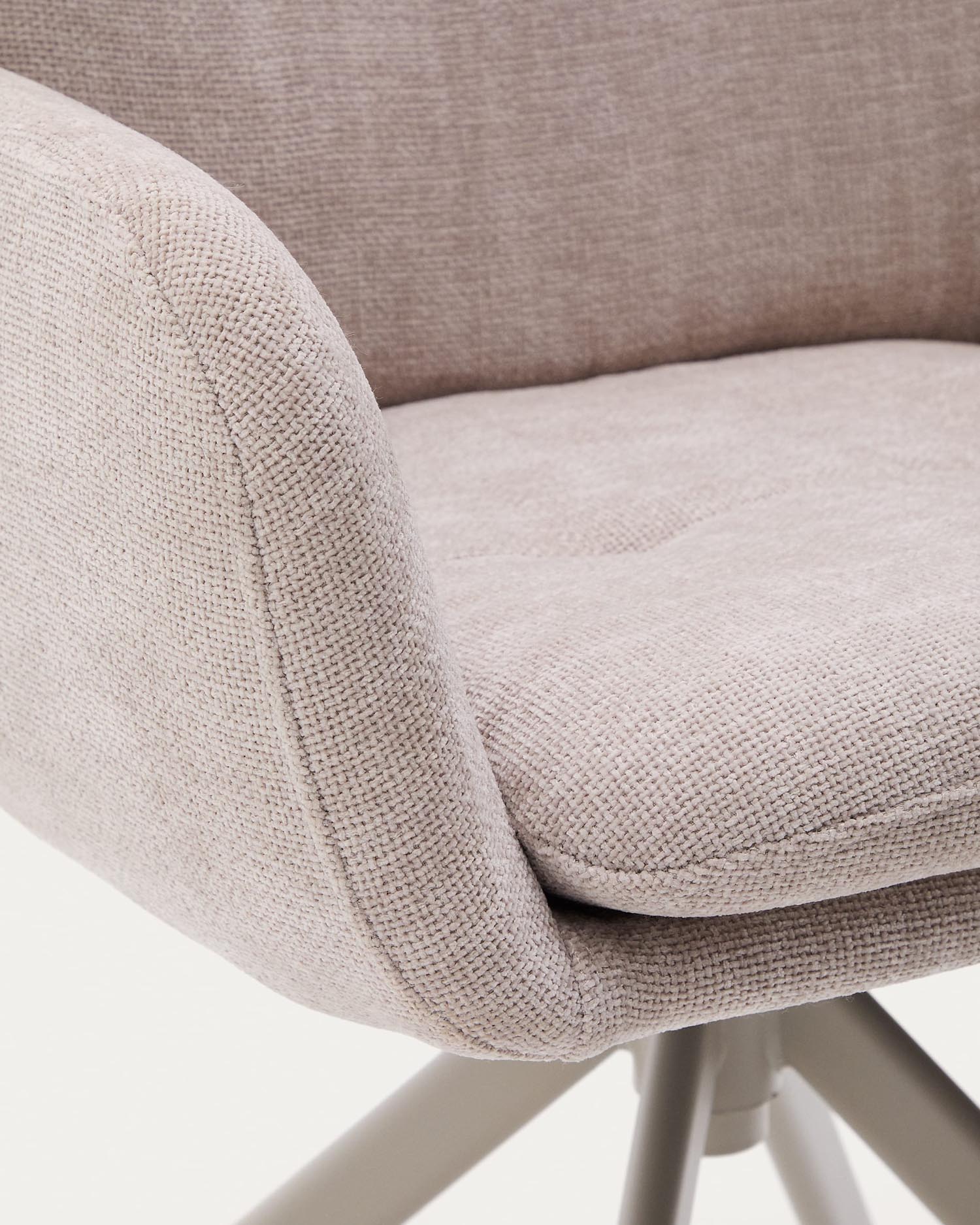 Moderner Drehstuhl Lexa von Kave Home, mit beiger Chenille-Polsterung und stabilen Stahlbeinen, ideal für stilvolle Wohnräume.