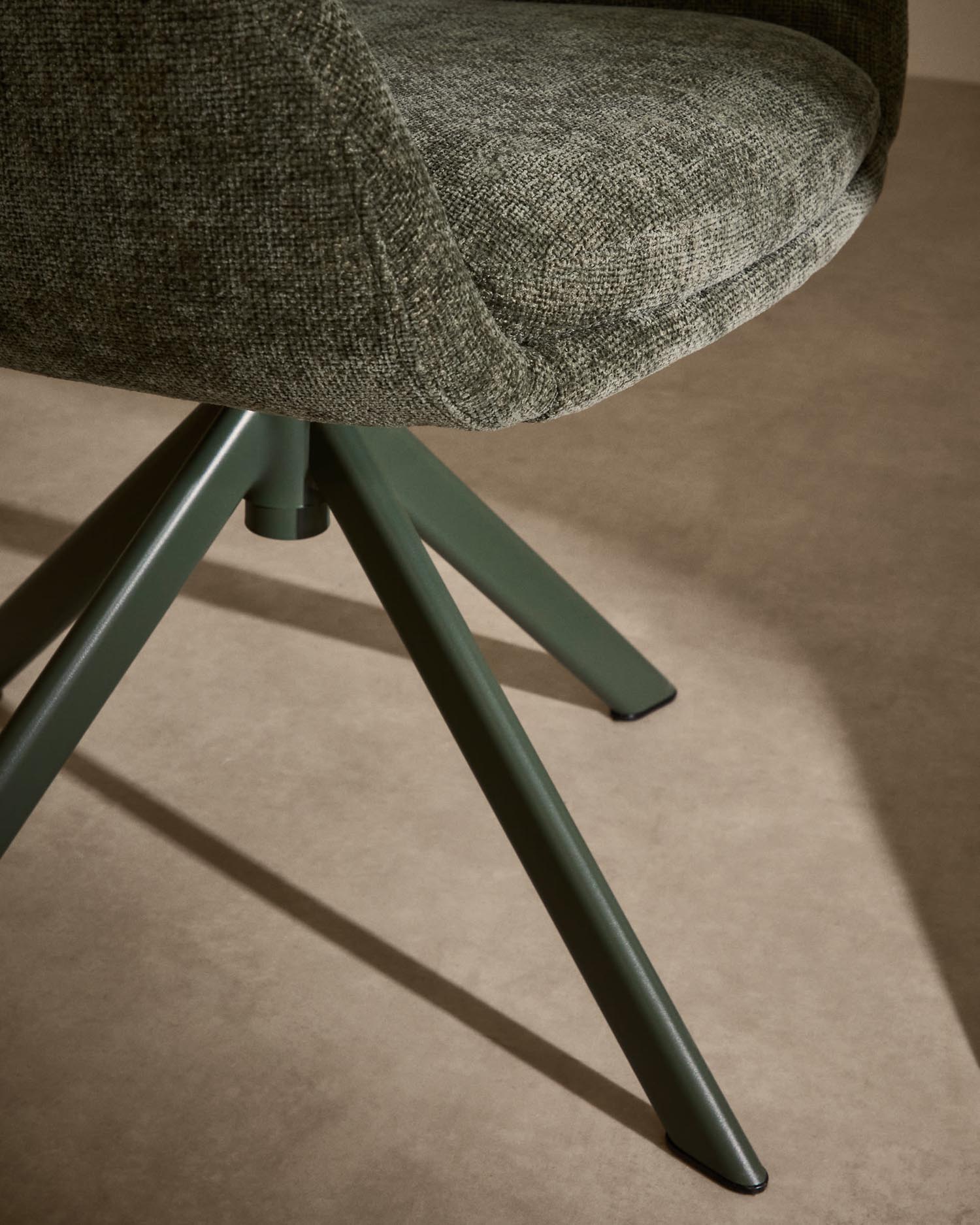 Moderner Drehstuhl Lexa mit grünem Chenille-Bezug und Stahlbeinen in grünem Finish, ideal für stilvolle Räume.