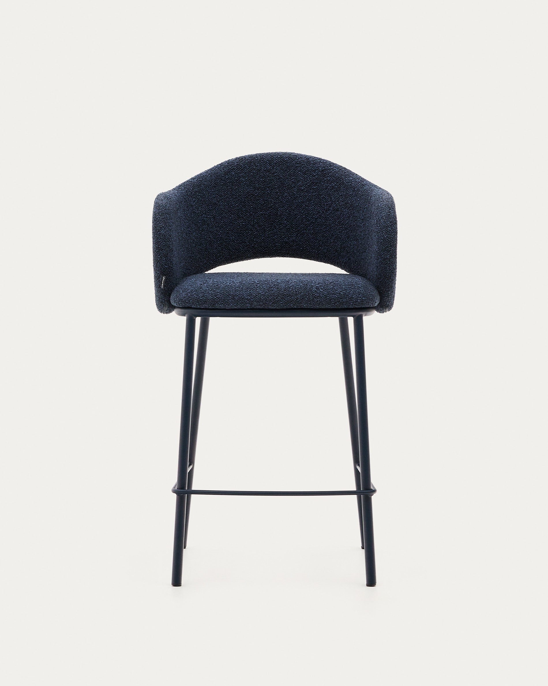 Moderner Maina Hocker mit weichem blauem Chenille-Stoff, robusten Stahlbeinen und FSC-zertifiziert, 65 cm, von Kave Home.