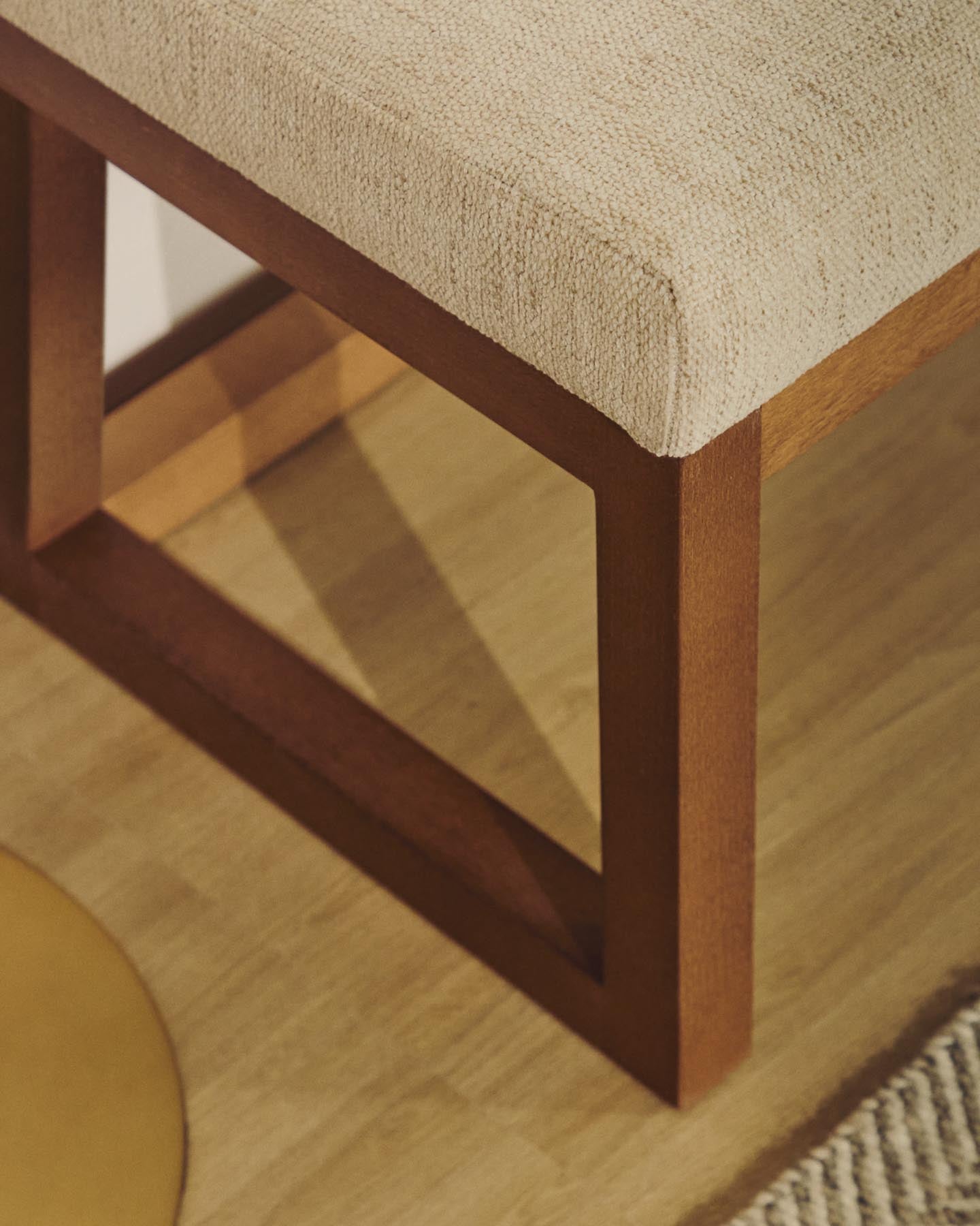 Die stilvolle Bank Loya von Kave Home vereint beigen Chenille-Stoff und robustes Buchenholz mit Nussbaum-Finish – perfekt für jedes Zuhause.