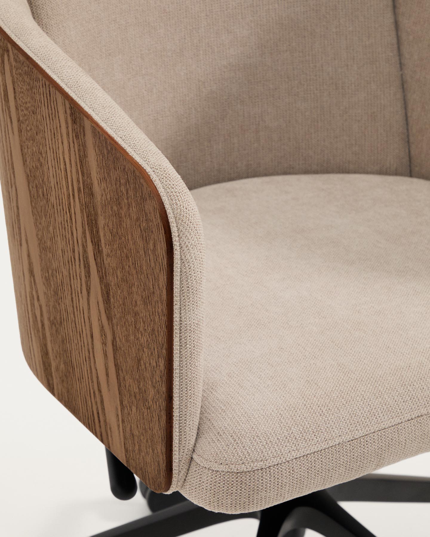 Schreibtischstuhl Madai aus brauner Chenille und Eschenfurnier in Nussbaum-Optik, FSC Mix Credit in Dunkelbraun präsentiert im Onlineshop von KAQTU Design AG. Bürostuhl ist von Kave Home