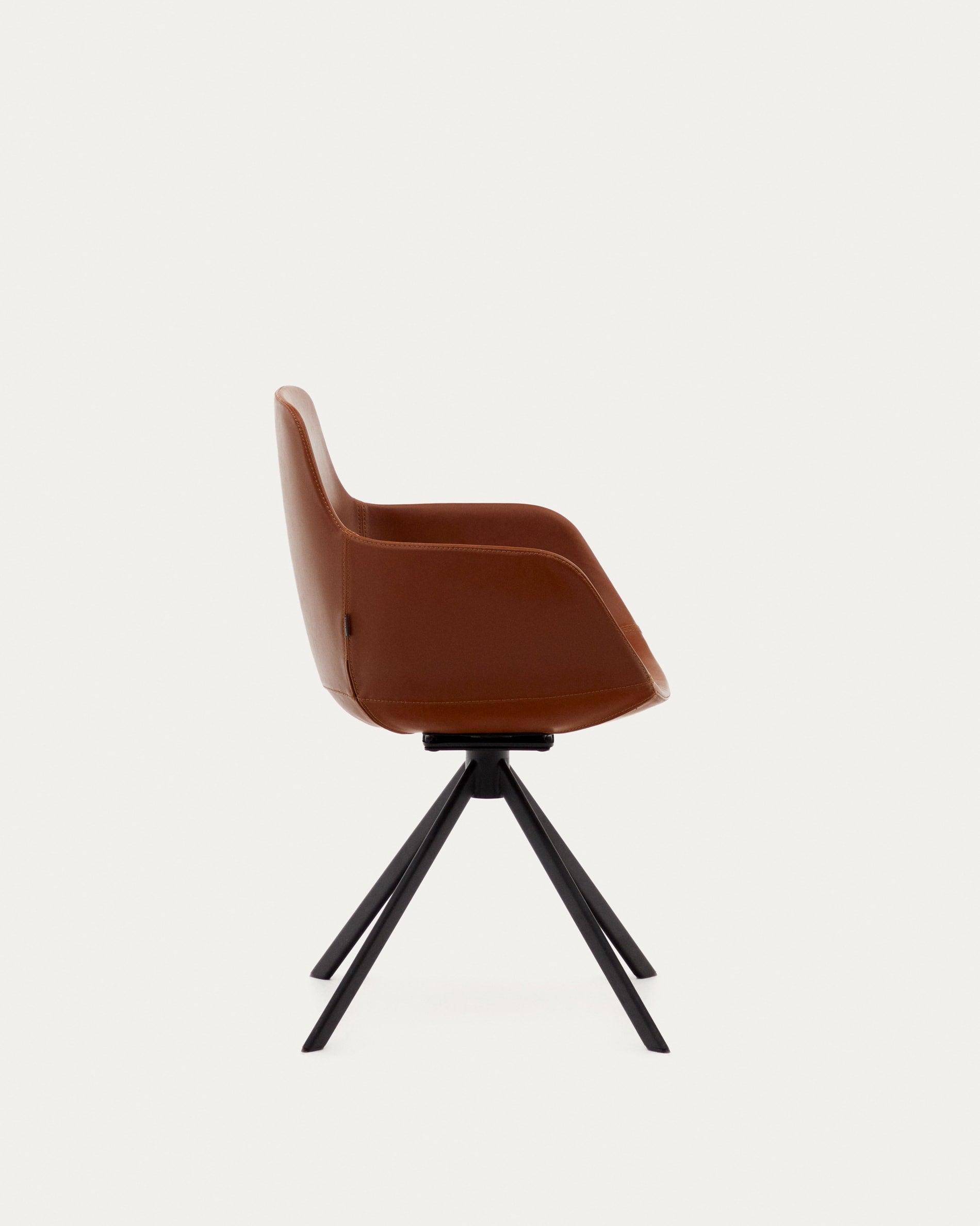 Tissiana Drehstuhl: Braunes Kunstleder, mattschwarzer Stahl, Kave Home.