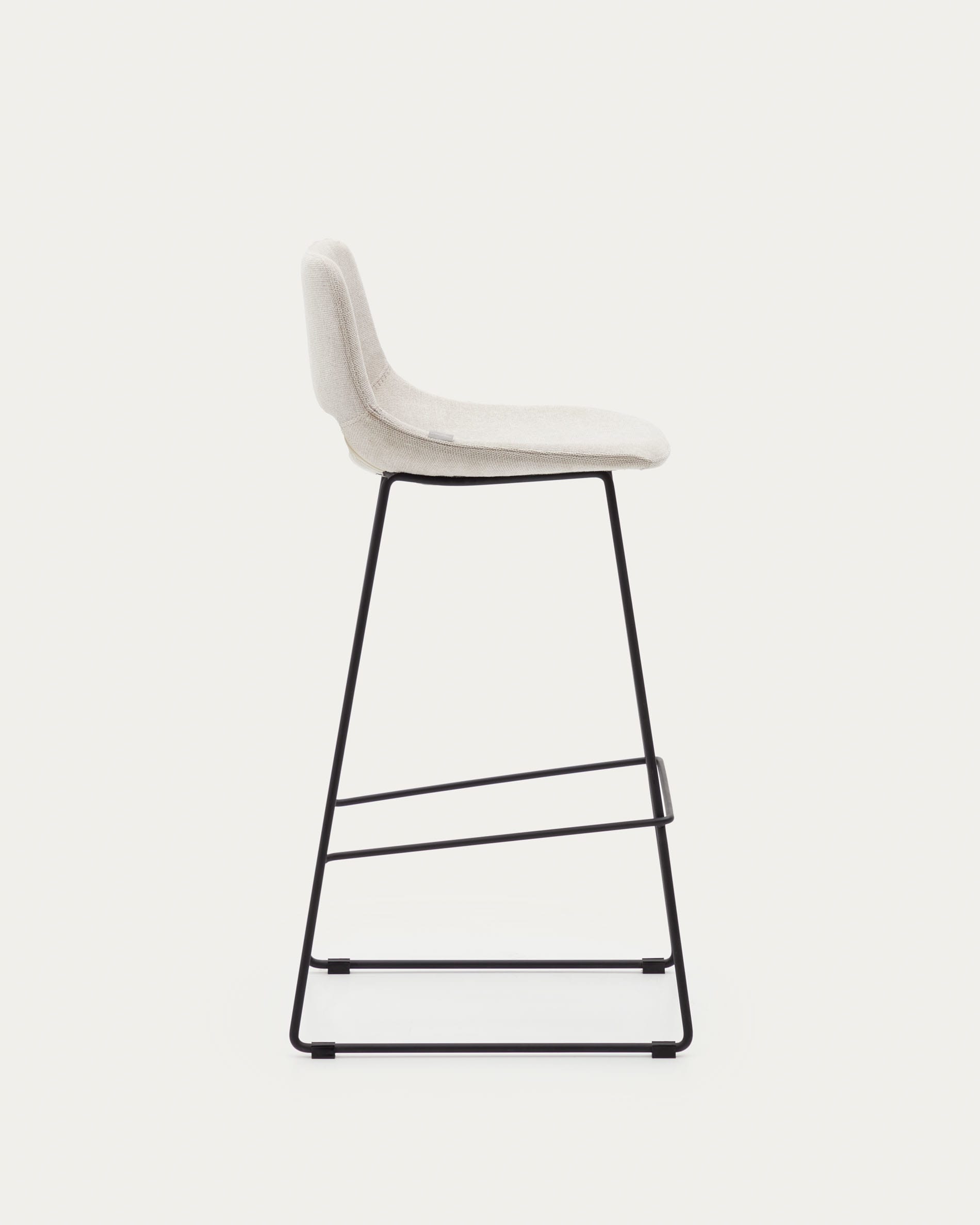 Zahara Hocker: Beiger Komfort, schwarzer Stahl, 76 cm, Kave Home.