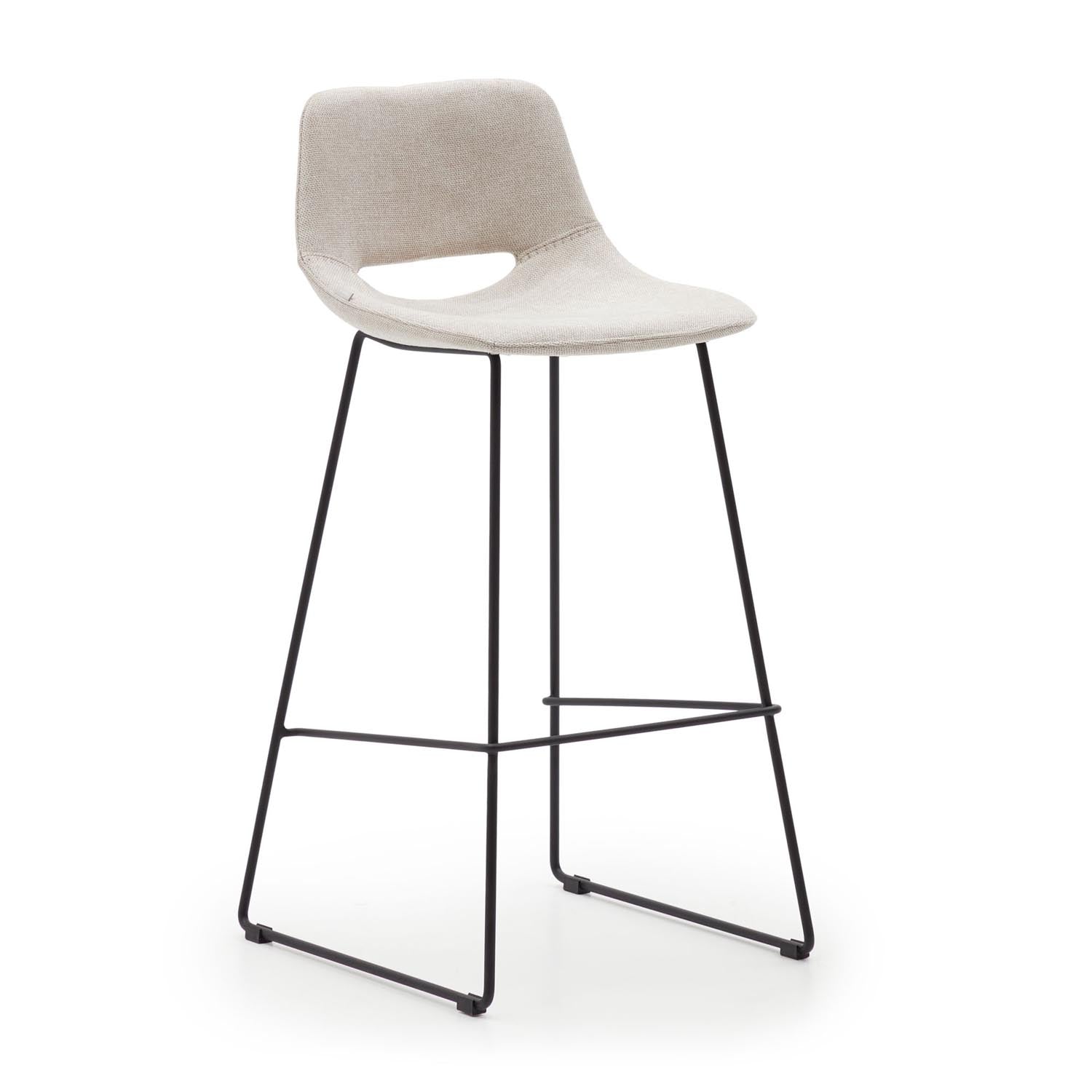Entdecken Sie den stilvollen Zahara Hocker in Beige und Stahl mit schwarzem Finish. Ideal für Bar und Küche, 76 cm hoch, elegant und komfortabel.
