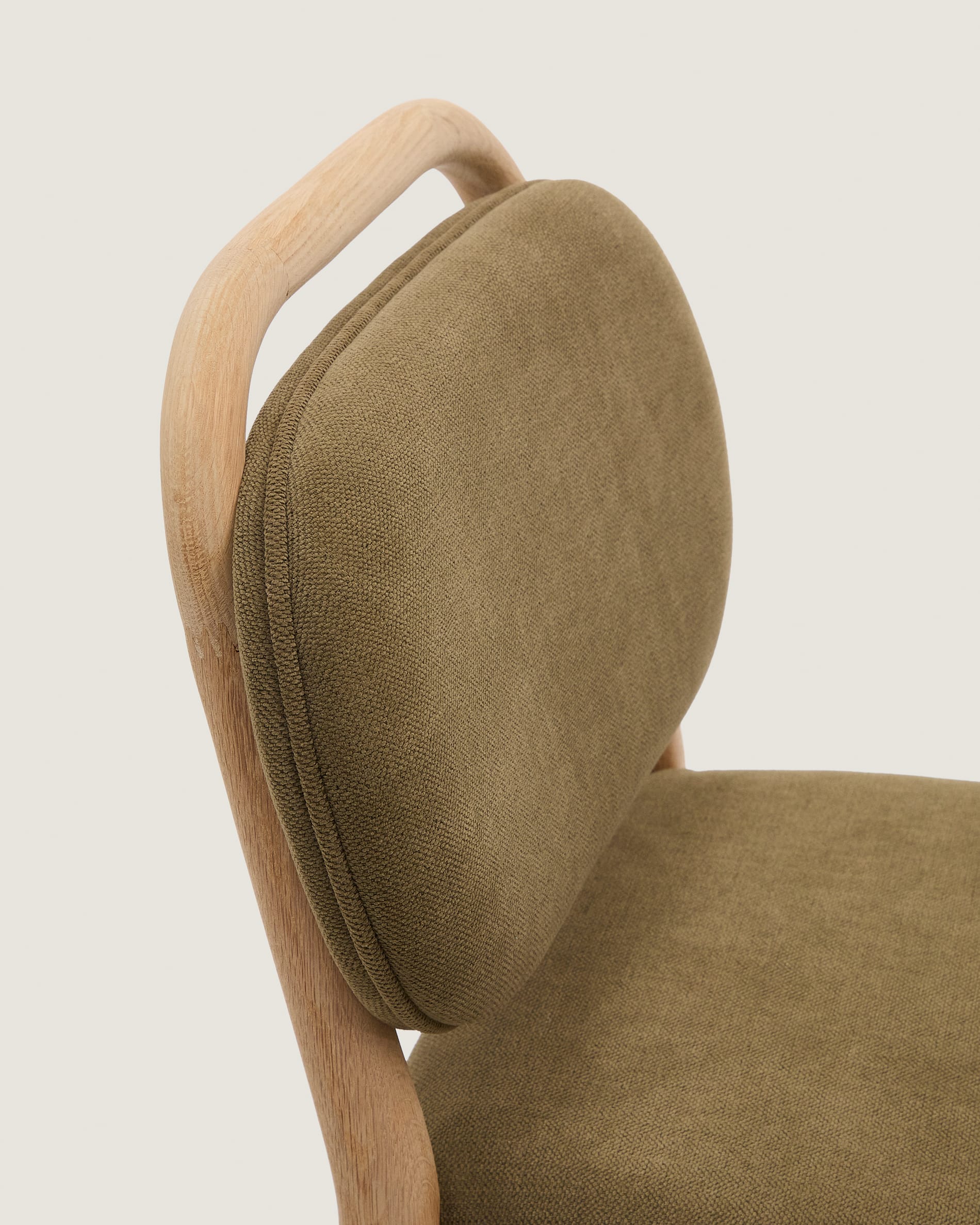 Der Helda Hocker von Kave Home vereint elegantes Design aus grüner Chenille und langlebigem Eichenholz, ideal für stilvolle Wohnräume.
