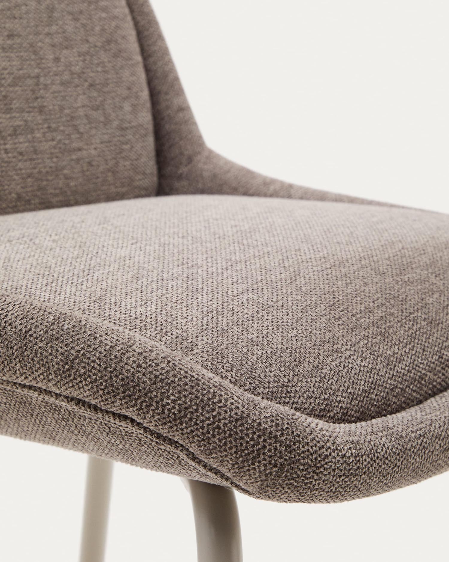 Erleben Sie den Aimin Hocker von Kave Home: Eleganter Chenille-Bezug in Hellbraun, robuste Stahlbeine mit beigem Finish, 65 cm hoch, ideal für jeden Raum.