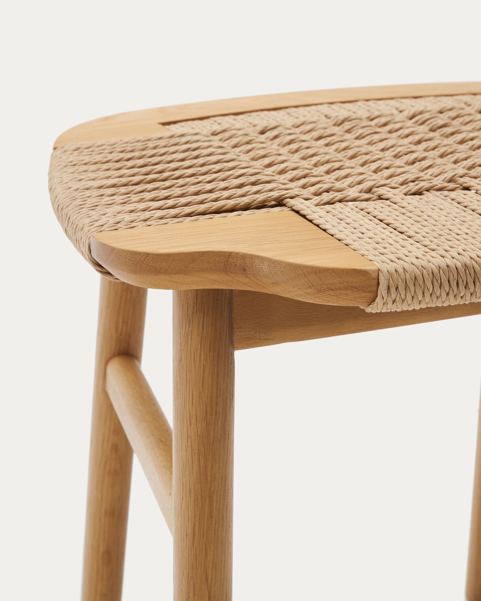Eleganter Enit Hocker in Beige, aus hochwertigem Papierseil und solidem Eichenholz, 43 cm hoch – perfekt für stilvolle Wohnräume.