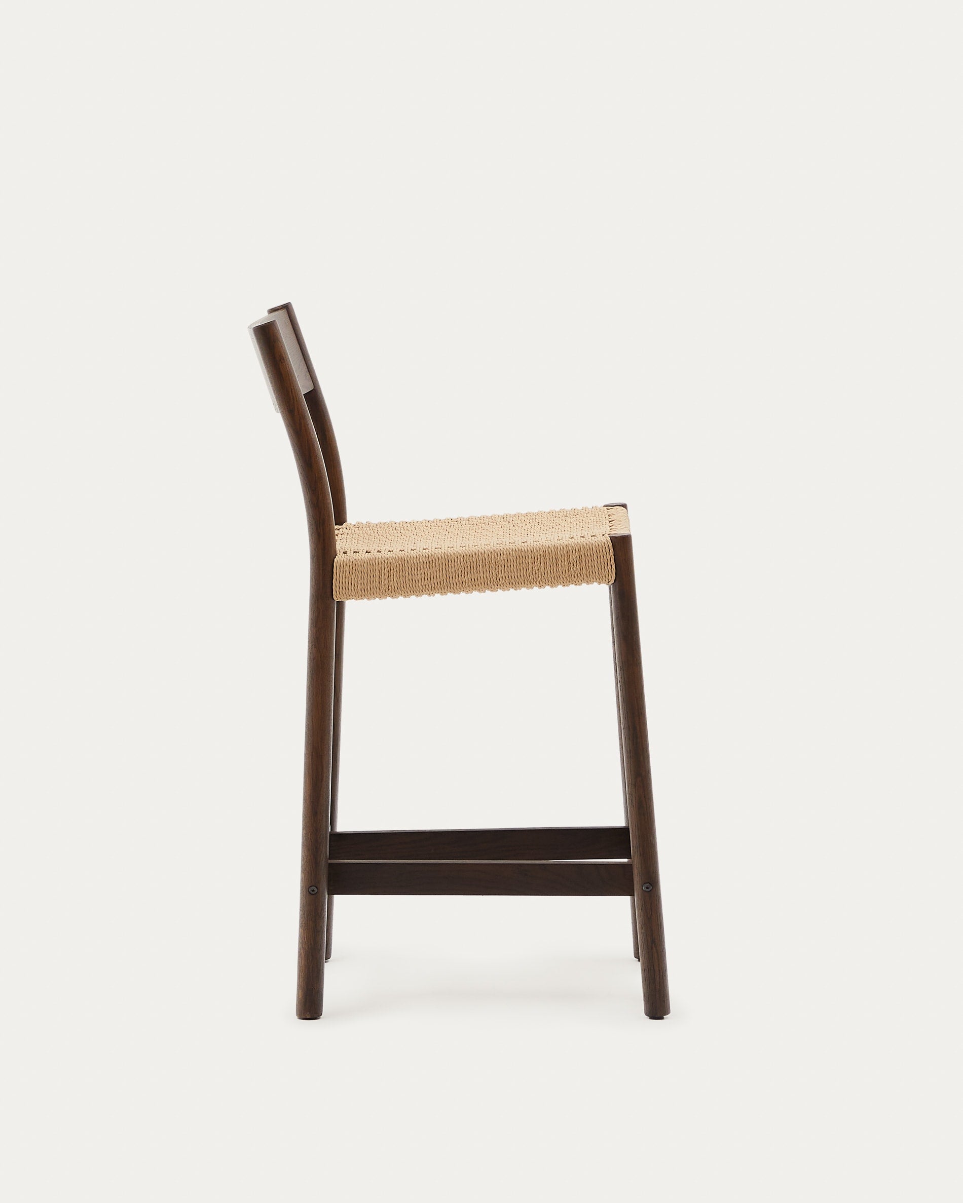 Eleganter Barhocker aus massivem Eichenholz mit Nussbaum-Finish, Seilsitzfläche und 65 cm Höhe, FSC-zertifiziert von Kave Home.