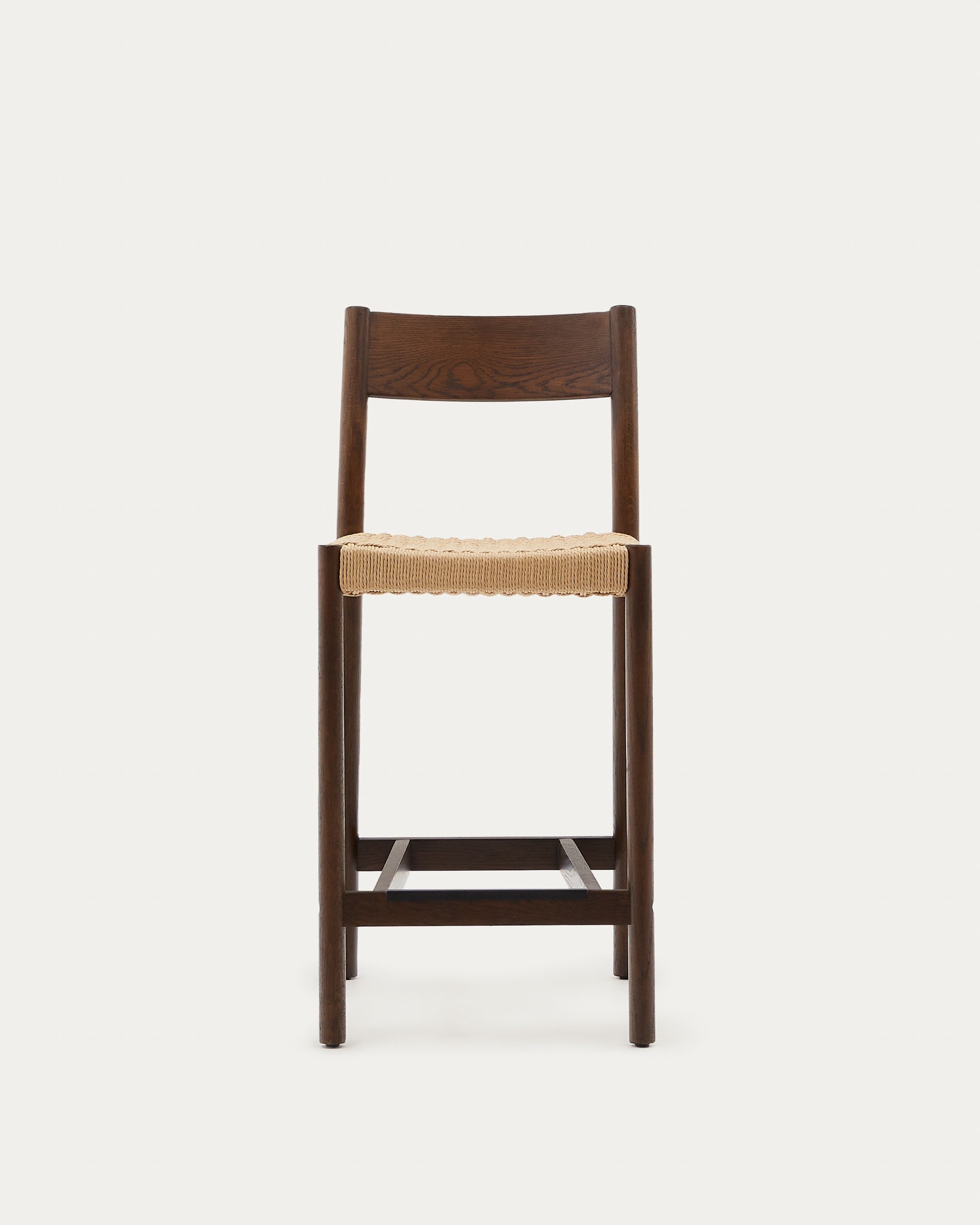 Eleganter Barhocker aus massivem Eichenholz mit Nussbaum-Finish, 65 cm hoch, Seilsitz, FSC-zertifiziert, von Kave Home.