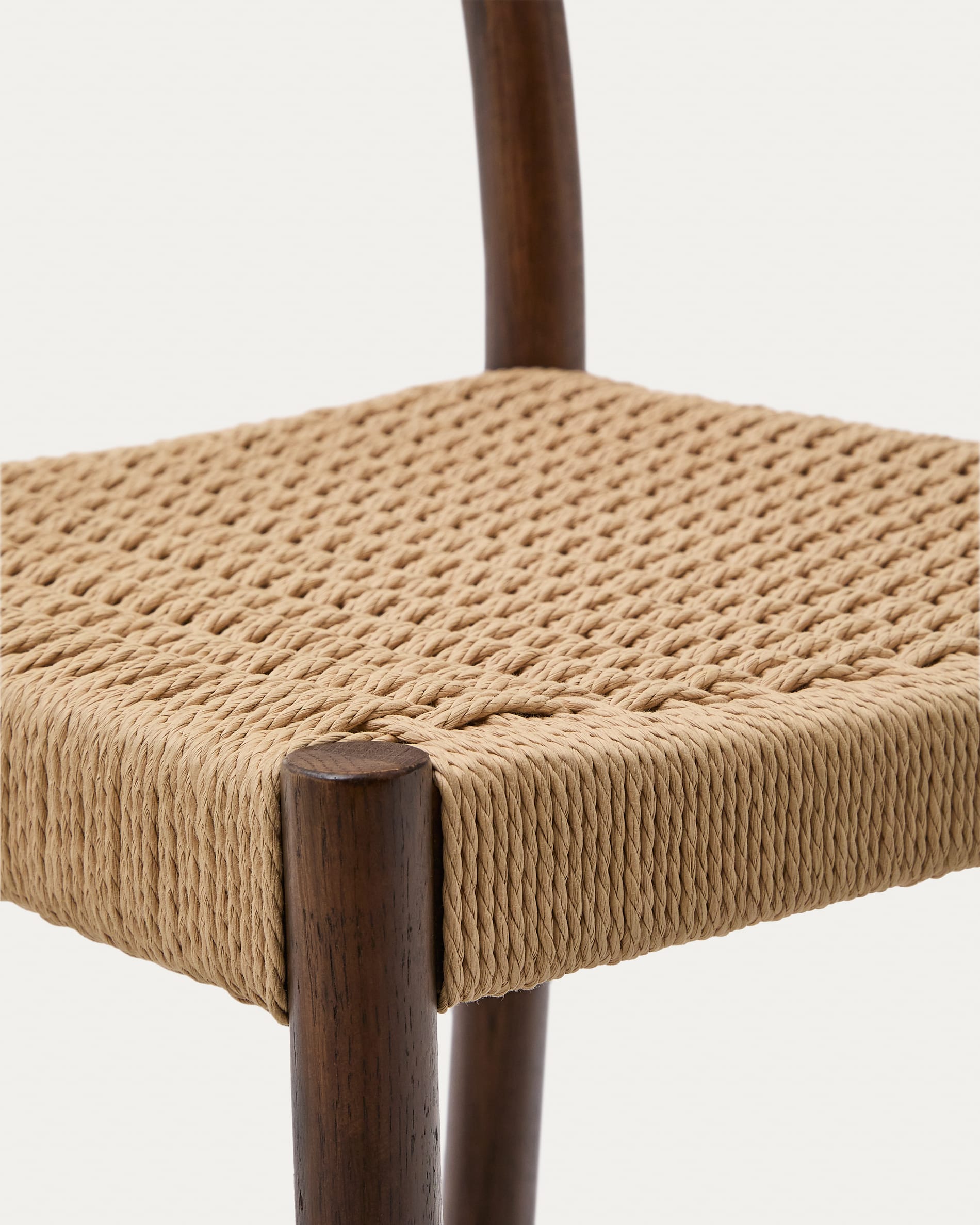 Entdecken Sie den Yalia Barhocker von Kave Home: Elegantes Eichenholz mit Nussbaum-Finish, handgeflochtener Sitz aus Papierseil, 65 cm hoch.