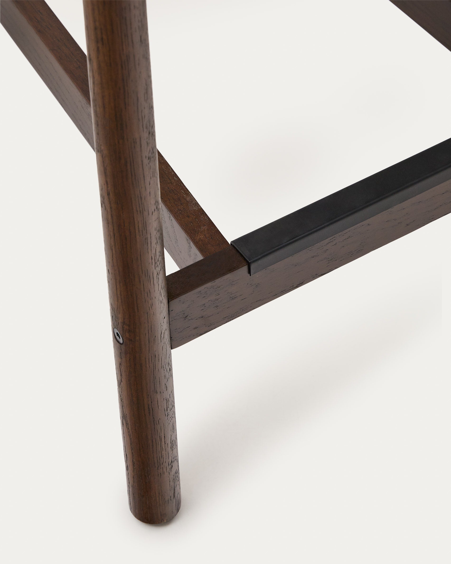 Erleben Sie den Yalia Barhocker von Kave Home: Massives Eichenholz, edles Nussbaum-Finish und bequemer handgeflochtener Seilsitz – ideal für Ihre Bar!