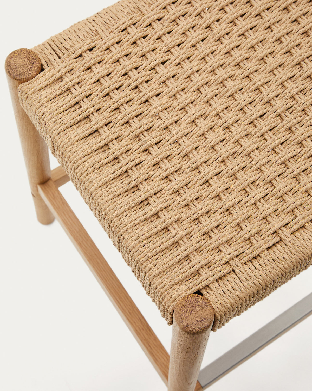 Yalia Hocker aus massivem Eichenholz mit naturfarbenem Finish und Sitzfläche aus Seil, Höhe 65 cm, FSC Mix Credit in Natur präsentiert im Onlineshop von KAQTU Design AG. Barhocker ist von Kave Home