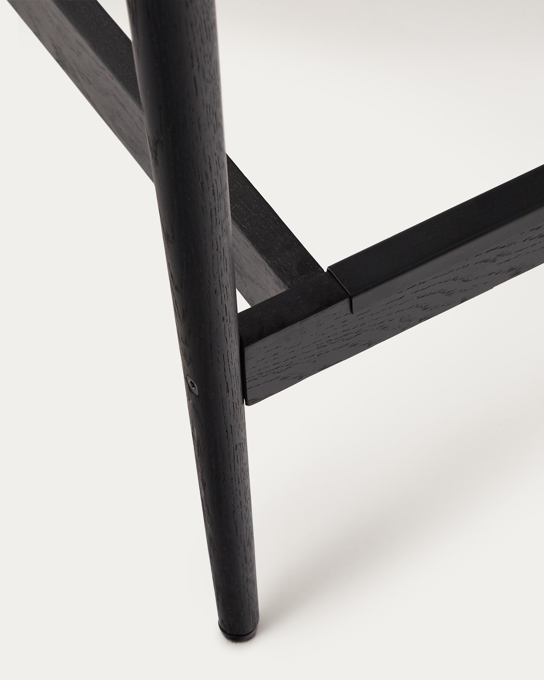 Entdecke den Analy Barhocker: Massives Eichenholz, elegantes schwarzes Finish und bequemer Seilsitz – perfekt für stilvolle Wohnräume.