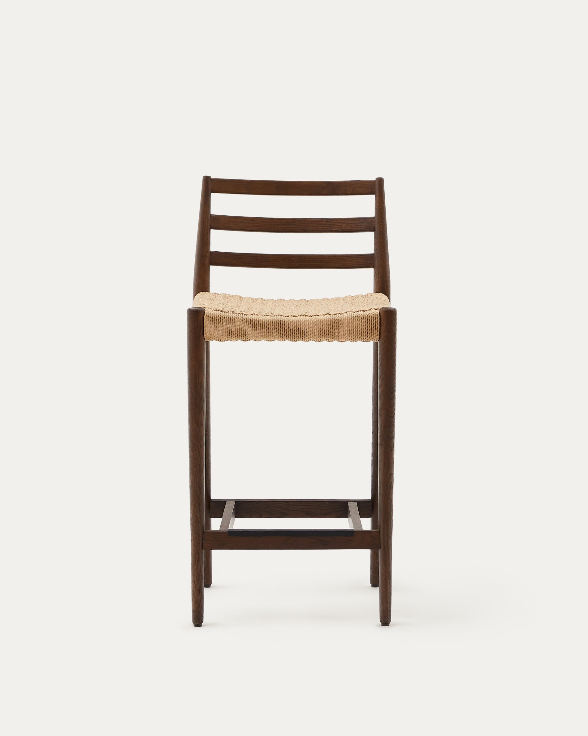 Eleganter Barhocker aus massivem Eichenholz mit Nussbaum-Finish, Seilsitz, 70 cm Höhe, FSC 100% zertifiziert, von Kave Home.