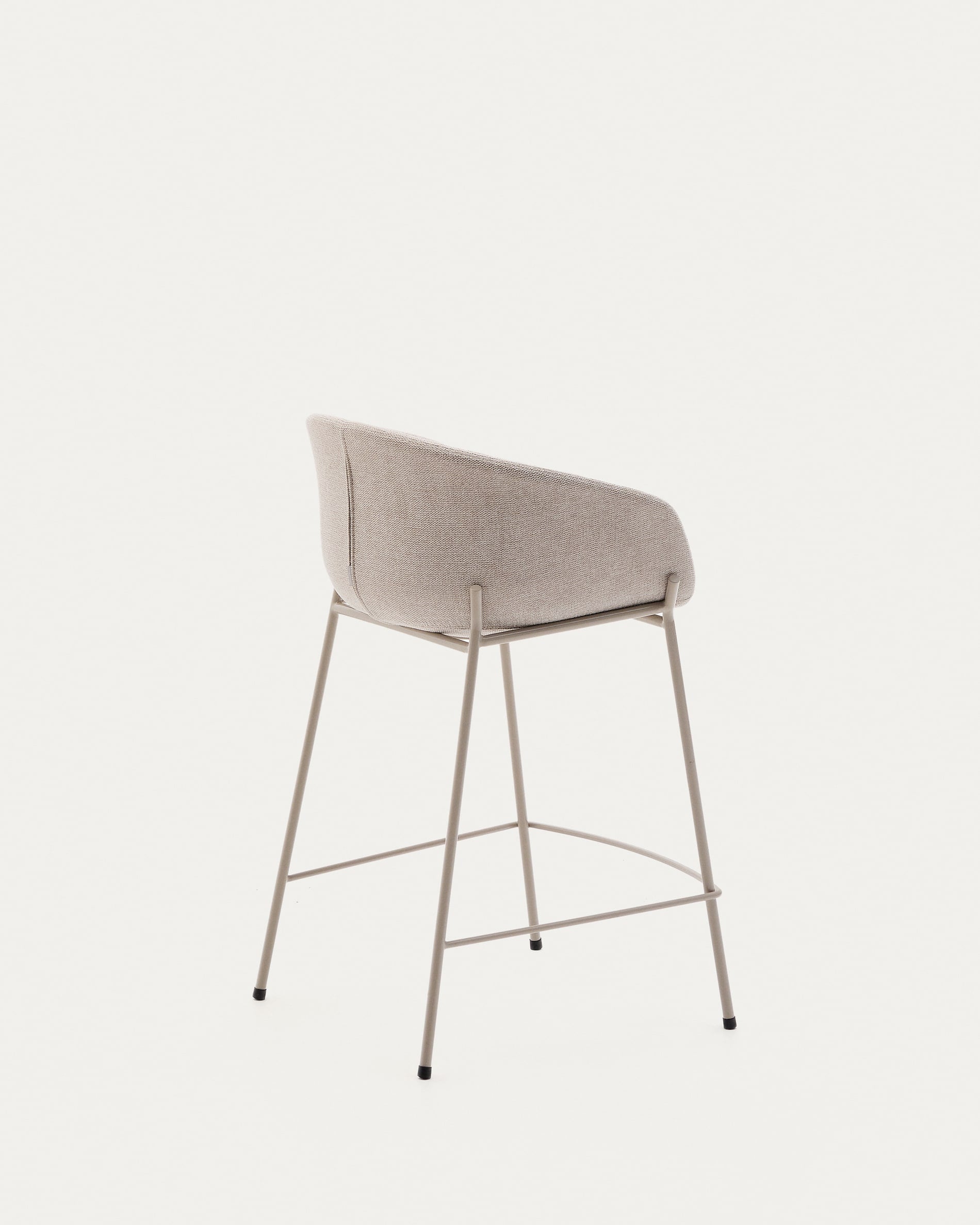 Eleganter Hocker Yvette mit beige Chenille-Bezug und robusten Stahlbeinen in passendem Finish, 65 cm hoch, von Kave Home.