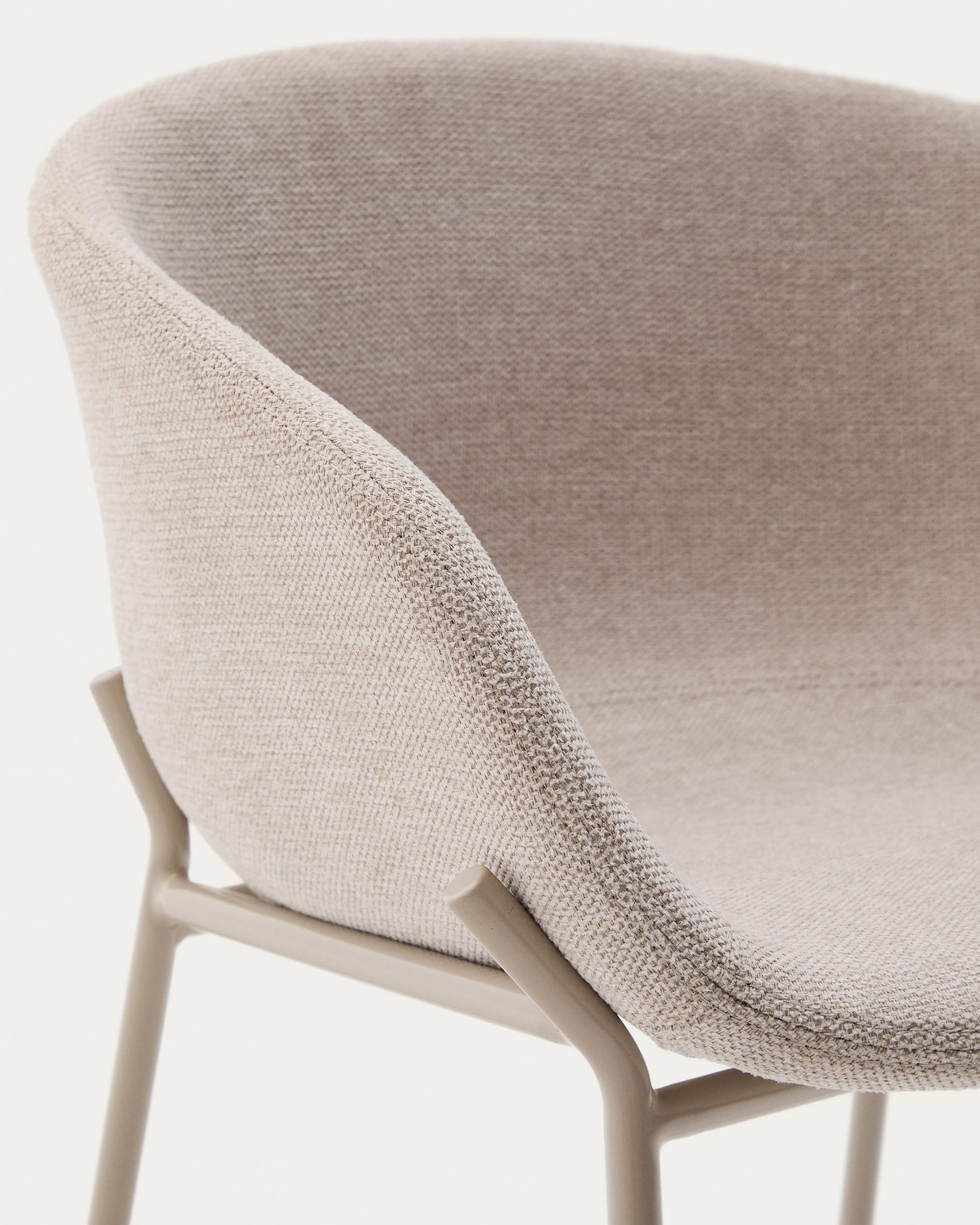 Moderner Hocker Yvette in sanftem Beige, ausgestattet mit weichem Chenille und stabilen Stahlbeinen – perfekt für jeden Raum.