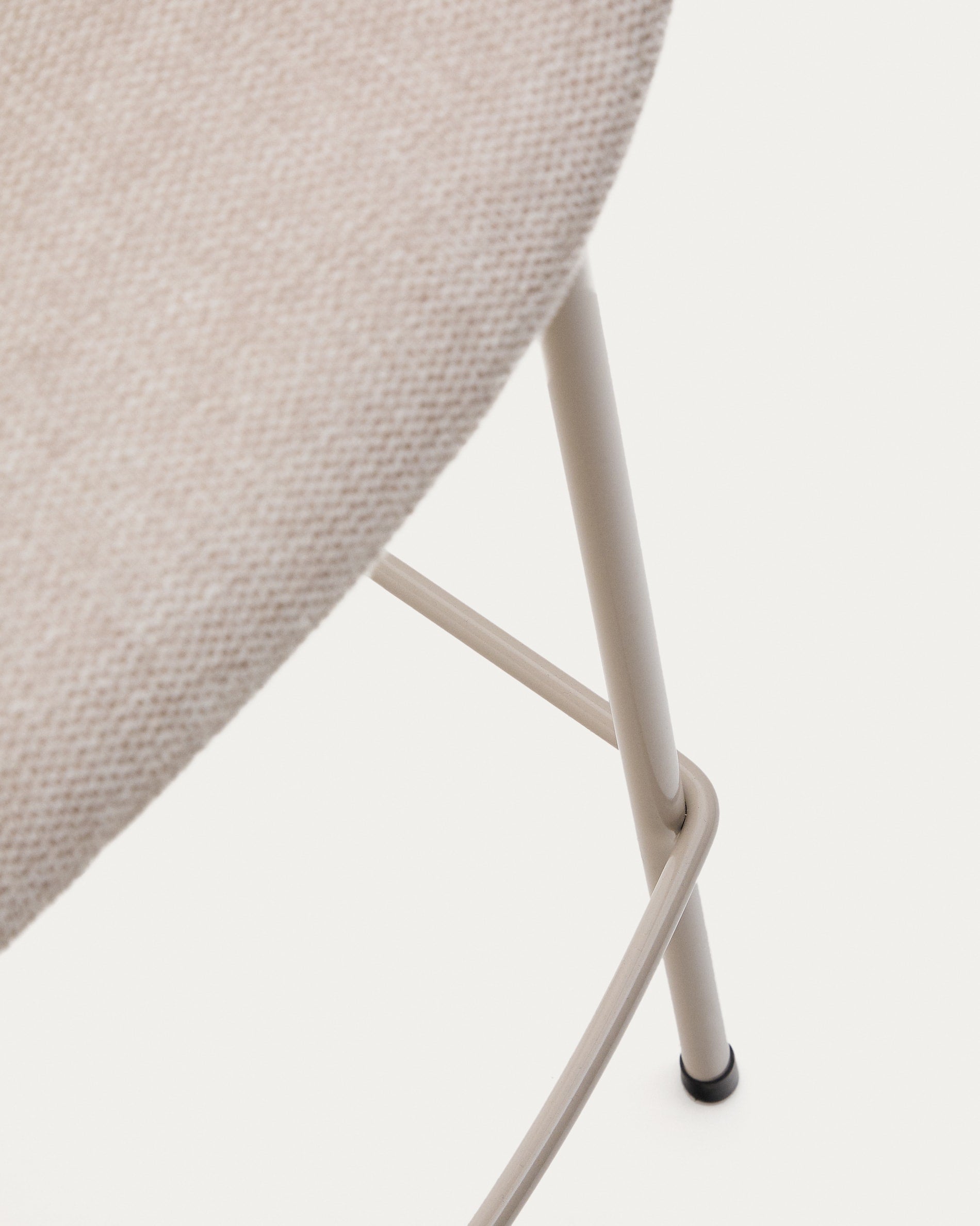 Eleganter Hocker Yvette in zartem Beige, gefertigt aus hochwertigem Chenille und robusten Stahlbeinen – ideal für stilvolle Wohnräume.