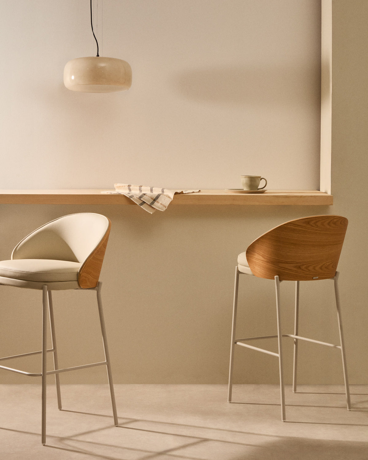 Eamy Hocker aus beigem Polyurethan, Eschenfurnier Natur-Finish und beigem Metall 77 cm in Beige, Weiss präsentiert im Onlineshop von KAQTU Design AG. Barstuhl ist von Kave Home