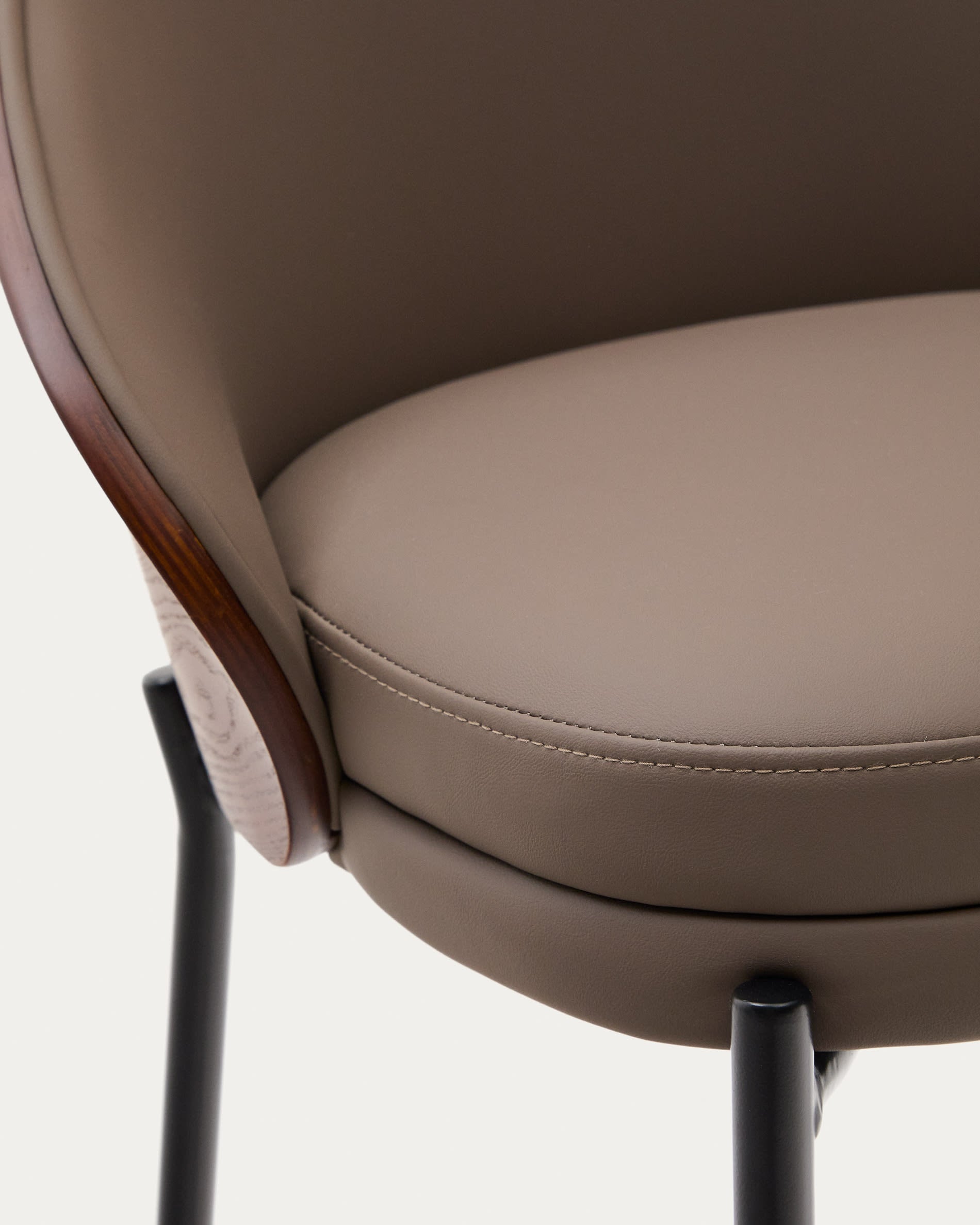 Eleganter Eamy Hocker in braunem Kunstleder und Nussbaum-Furnier, ideal für hohe Tische und Bartheken – vereint Stil und Komfort.