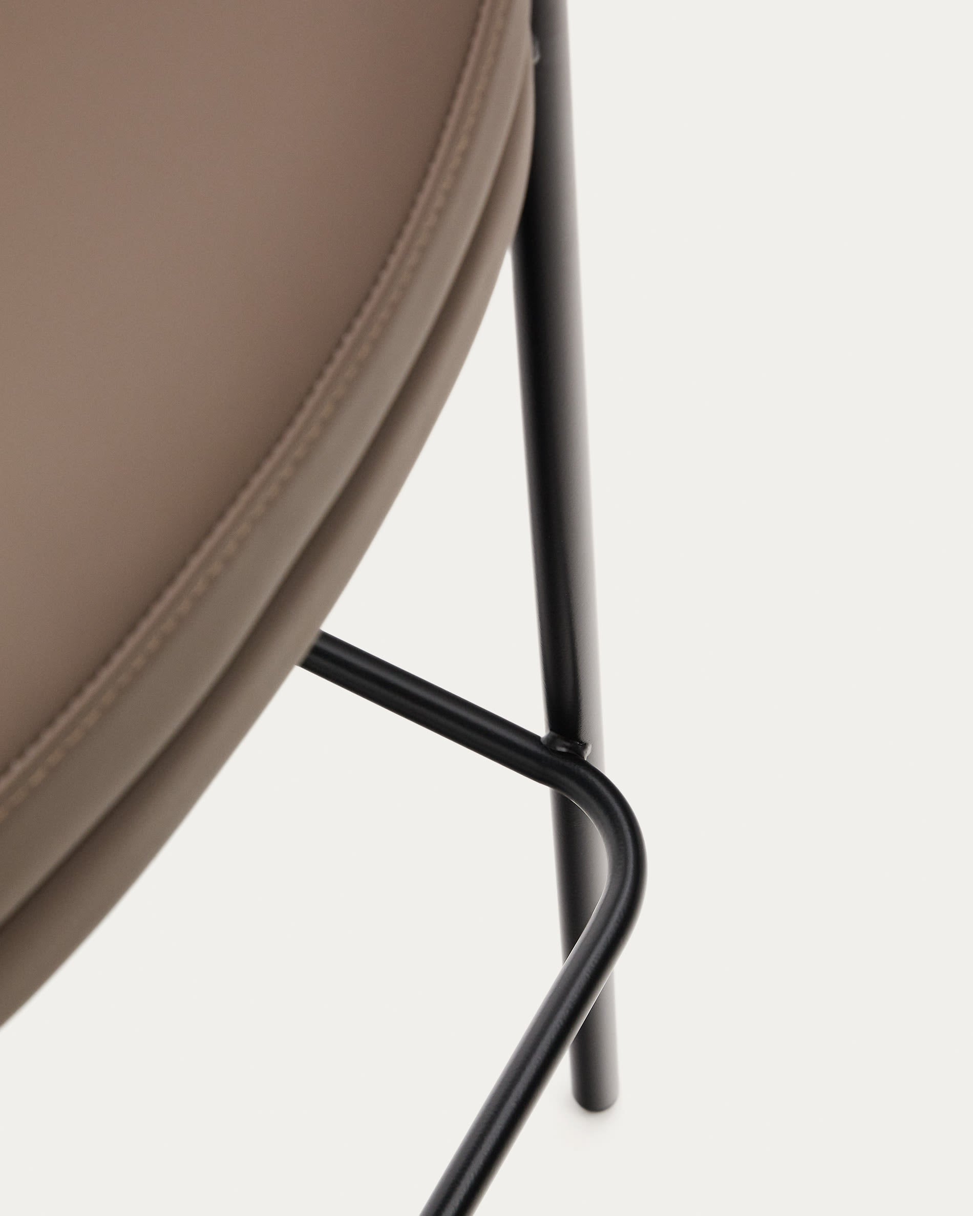 Eleganter Eamy Hocker in braunem Kunstleder, Nussbaum-Furnier und robusten schwarzen Metallbeinen – perfekt für jeden Raum und jeden Stil.