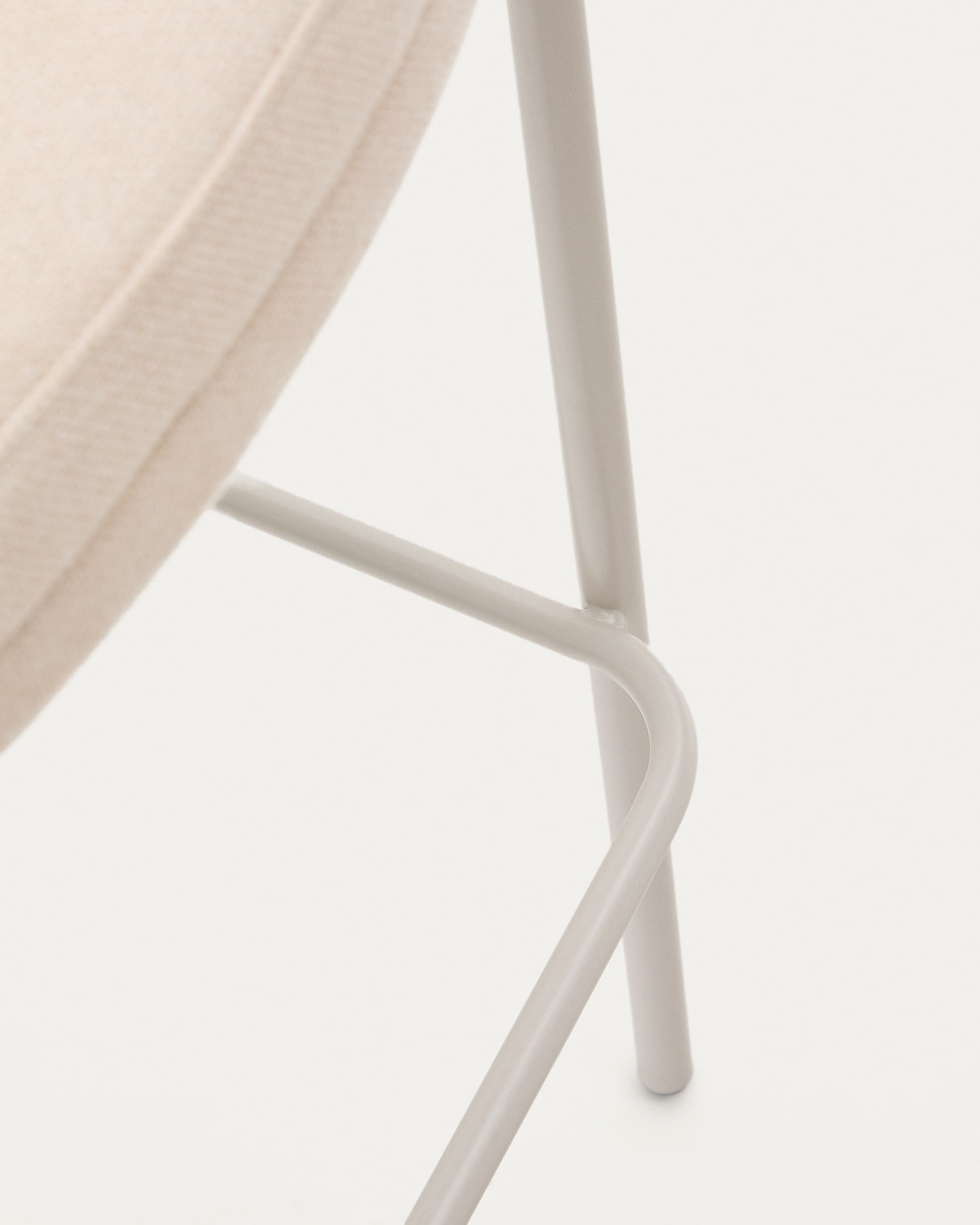 Moderner Hocker Eamy, 65 cm, mit beigem Chenille-Stoff, Eschenfurnier und Metall in Beige, ideal für stilvolle Wohnbereiche.