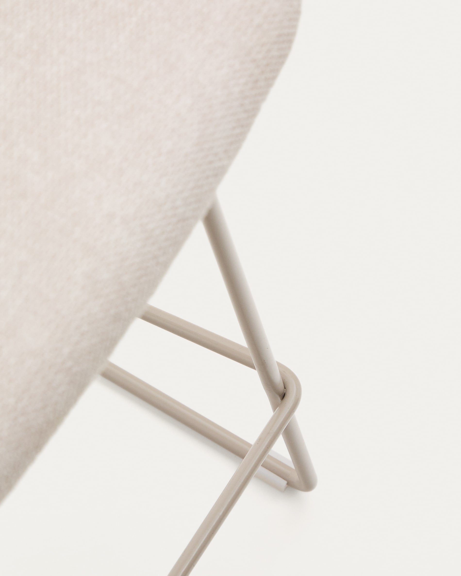 Eleganter Zahara Hocker in Beige, 76 cm hoch, mit hochwertigem Stoffbezug und robustem Stahlgestell – ideal für Küche, Bar und Wohnzimmer.