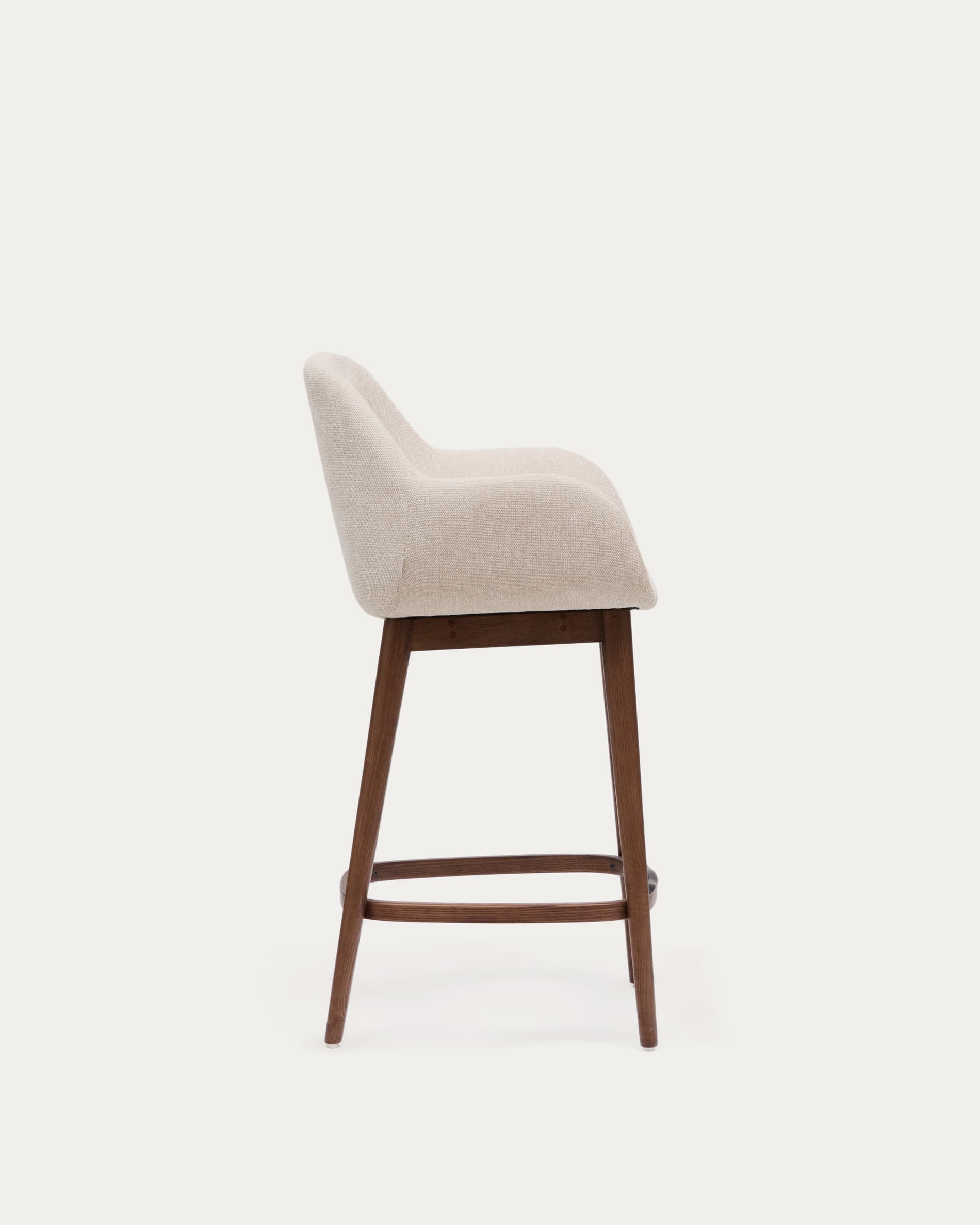 Eleganter Hocker Konna, 65 cm, mit beigem Sitz und Beinen aus massivem Eschenholz in dunklem Finish, von Kave Home.