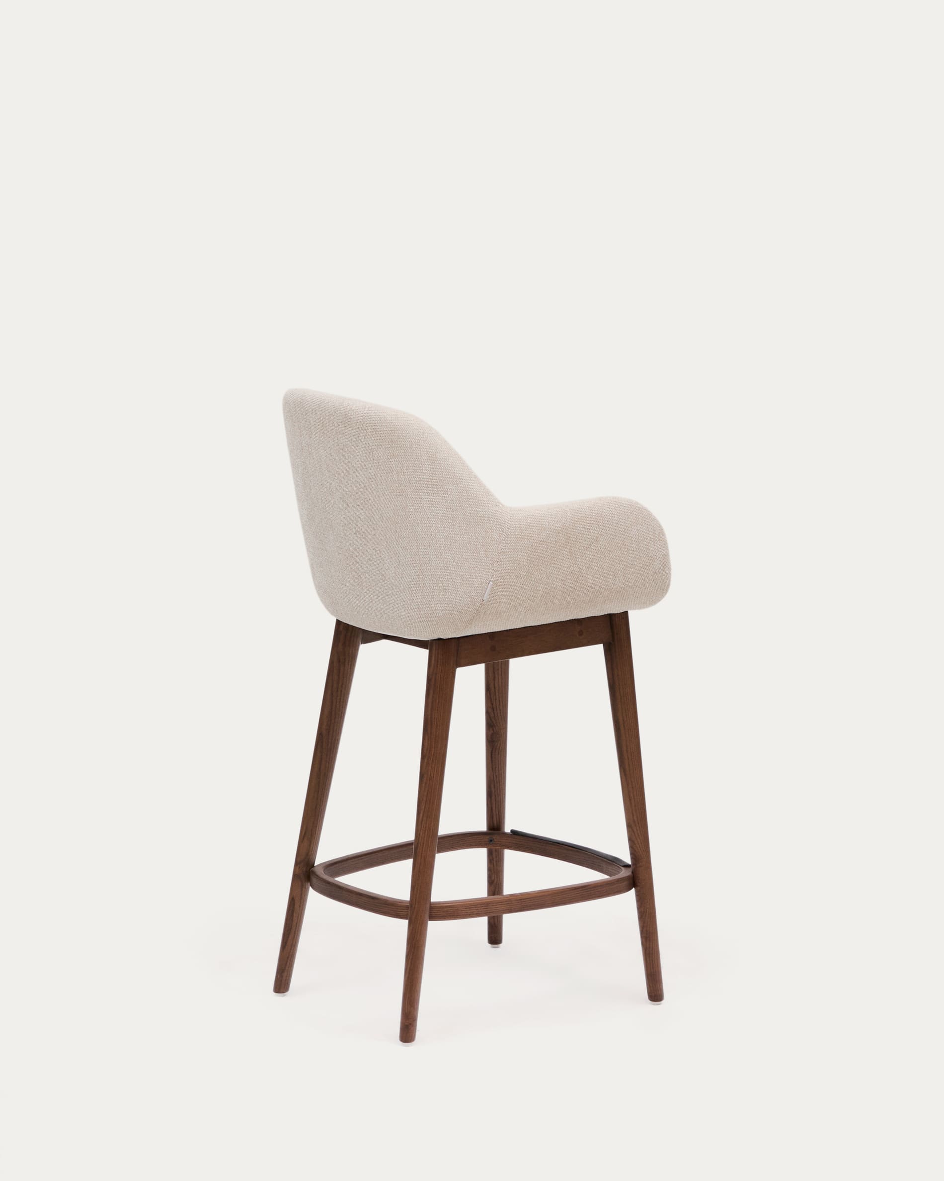 Beiger Hocker Konna, 65 cm, mit robusten Eschenholzbeinen in dunklem Finish, stilvoll und hochwertig, von Kave Home.