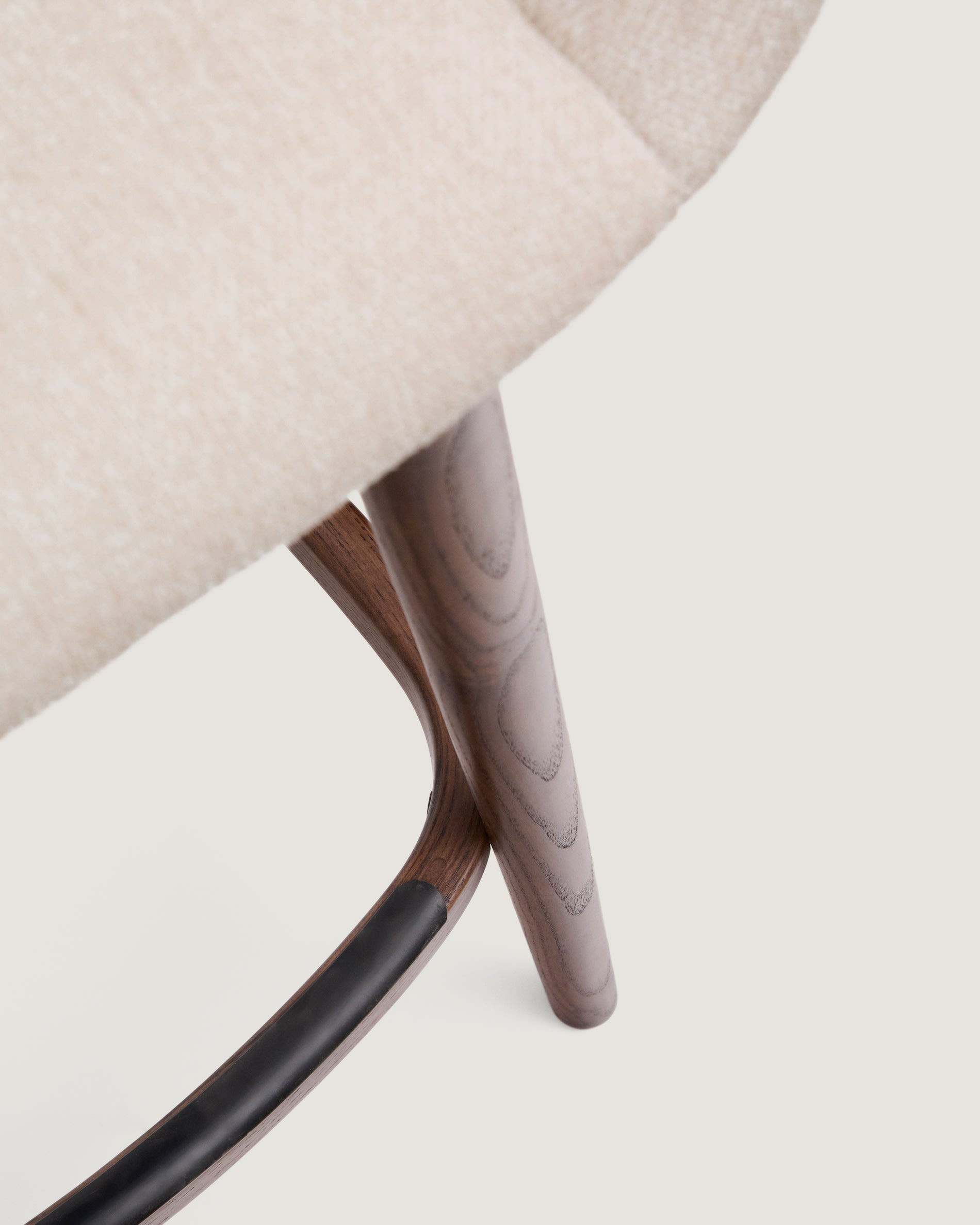 Beigefarbener Hocker Konna von Kave Home, 65 cm hoch, mit robusten Eschenholzbeinen in dunklem Finish. Perfekt für stilvolle Küchen und Esszimmer.