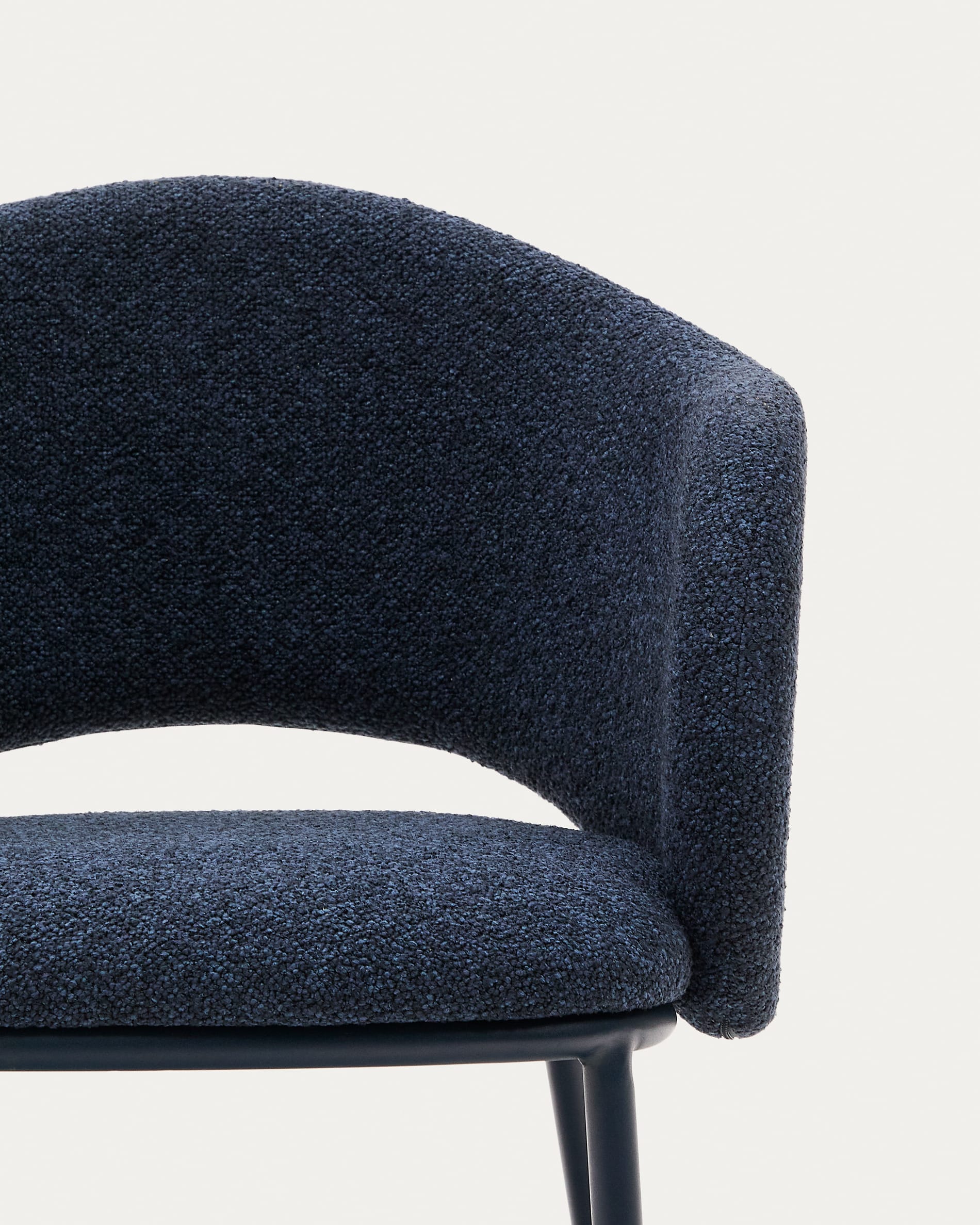 Eleganter Maina Stuhl in festem blauem Chenille und stabilen Stahlbeinen, FSC Mix Credit zertifiziert – ideal für ein modernes Zuhause.