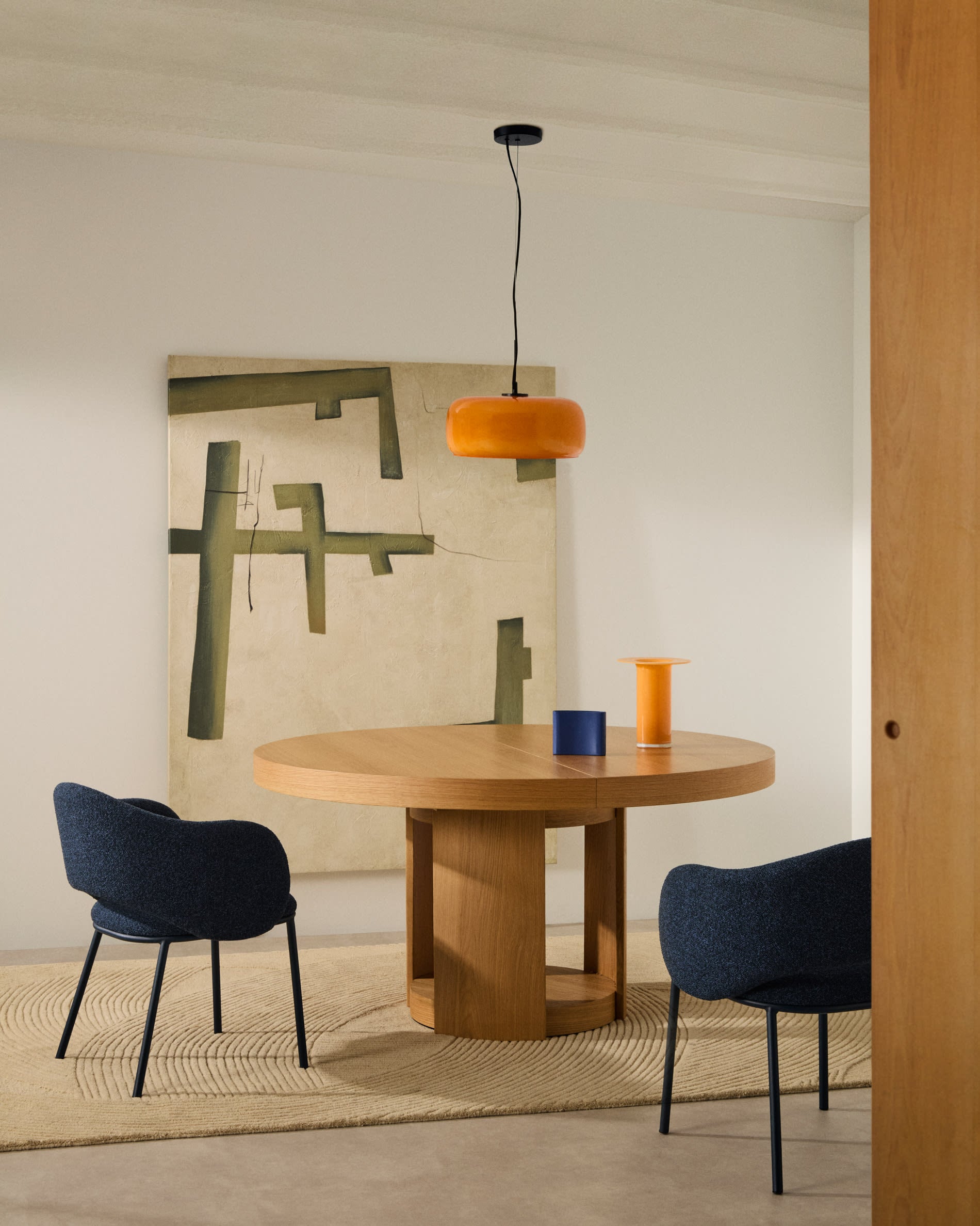 Eleganter Maina Stuhl aus strapazierfähigem blauem Chenille und robusten Stahlbeinen. Perfekt für nachhaltige Wohnkonzepte.