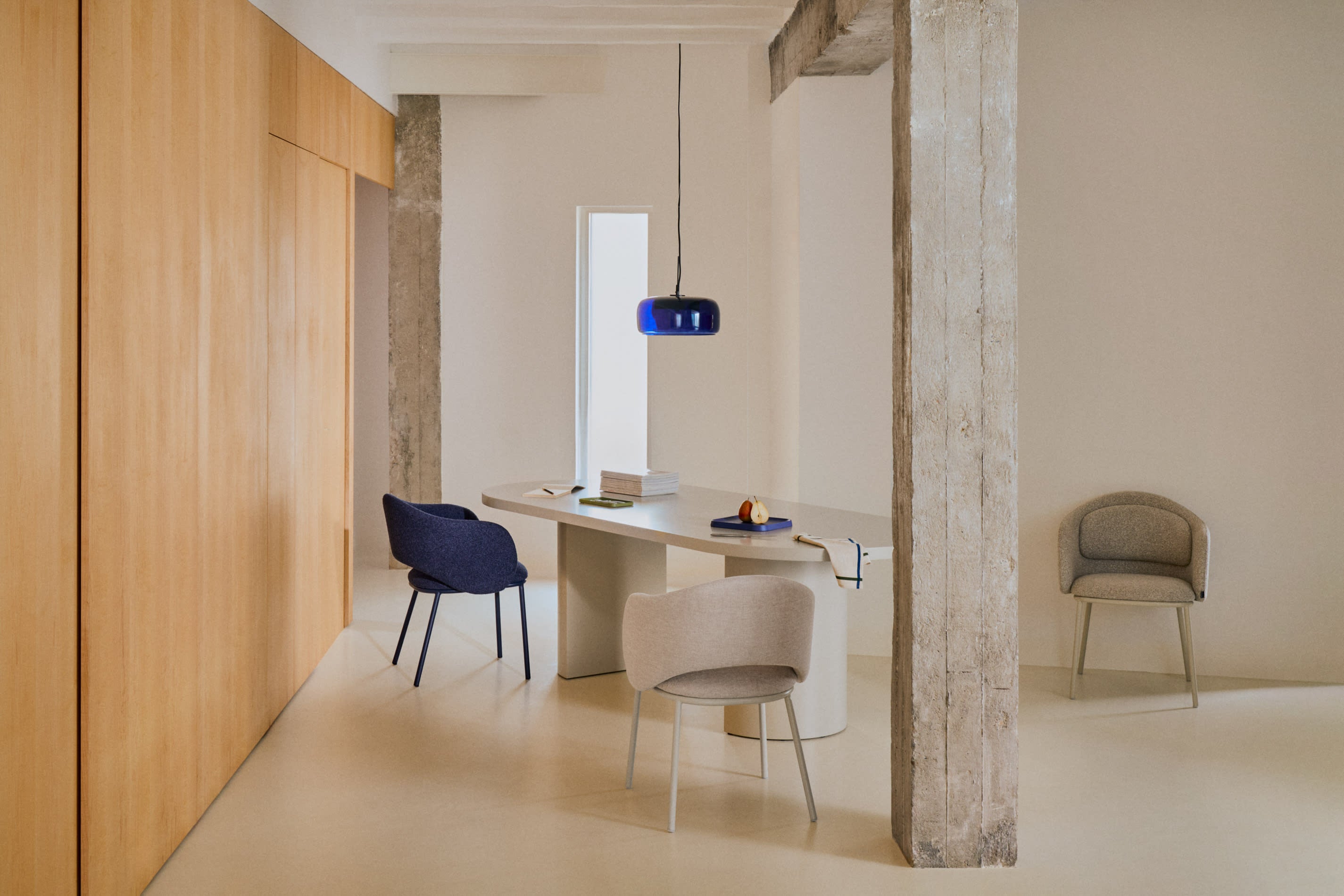 Eleganter Maina Stuhl mit blauem Chenillebezug und stabilen Stahlbeinen, FSC-zertifiziert, ideal für modernes Wohnen.