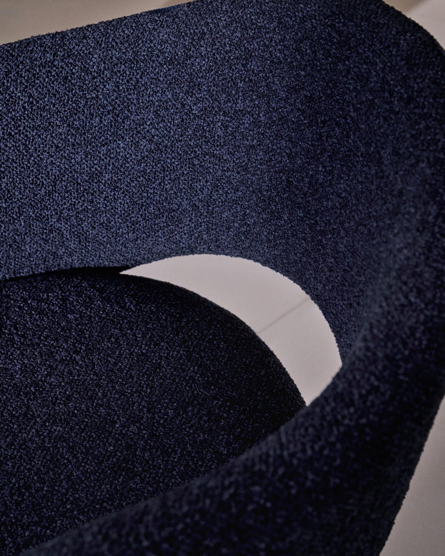 Eleganter Maina Stuhl mit blauem Chenillebezug und stabilen Stahlbeinen, FSC-zertifiziert, ideal für modernes Wohnen.