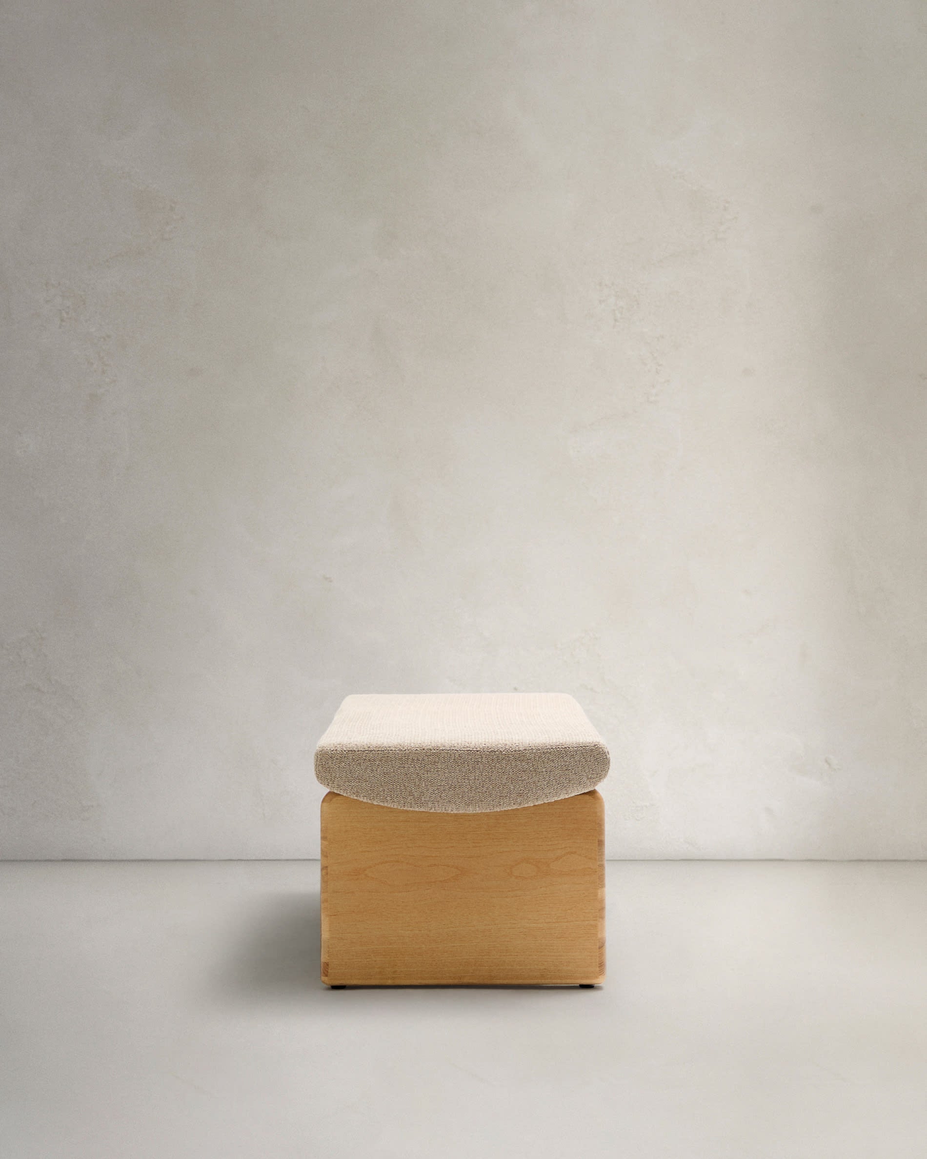 Polsterbank Topaz, 150 cm, aus beigem Chenille und Eschenholz mit natürlichem Finish, FSC-zertifiziert, von Kave Home.