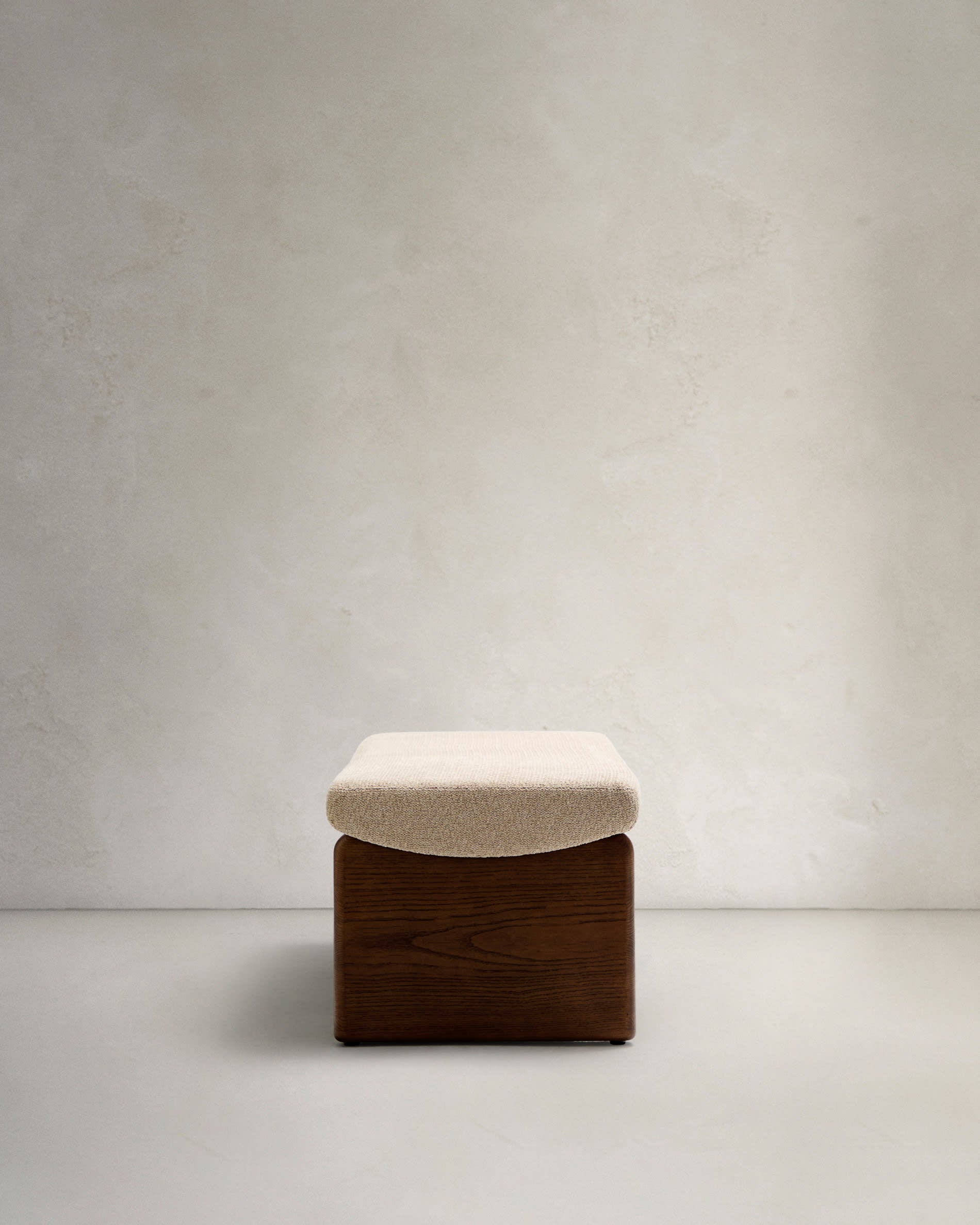 Elegante Polsterbank Topaz, 150 cm, beiger Chenillebezug, massives Eschenholz mit Walnuss-Finish, FSC-zertifiziert, von Kave Home.