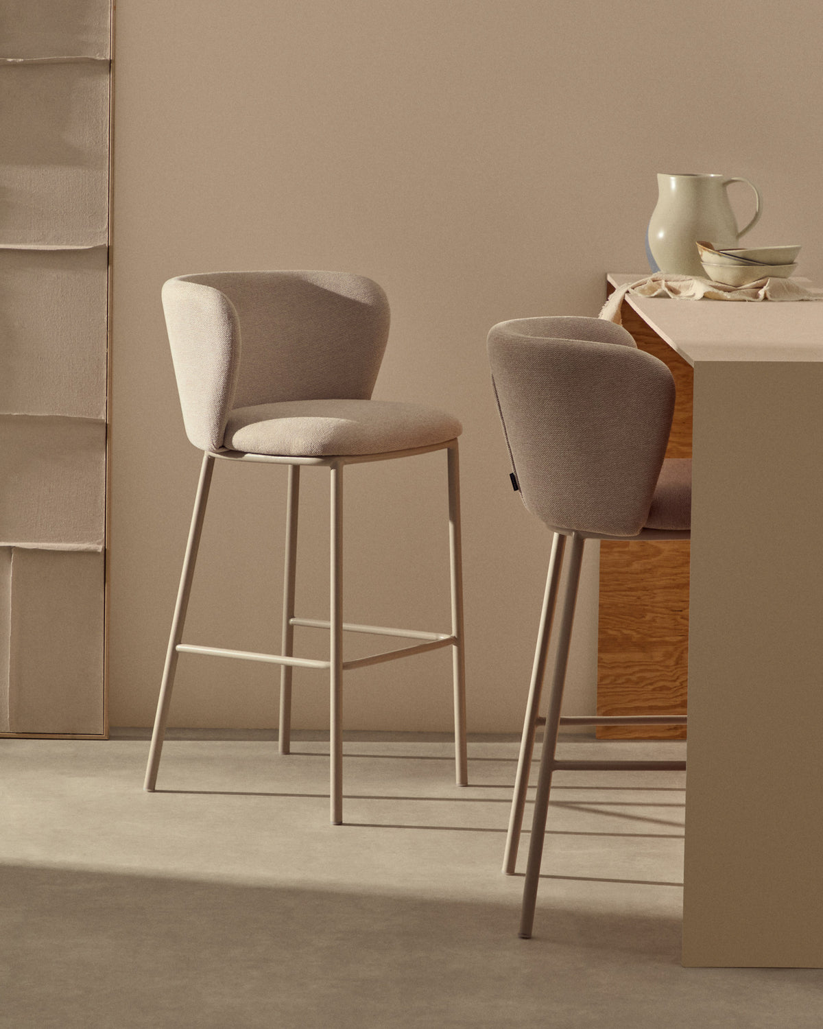 Hocker Ciselia aus beigefarbenem Chenille und beigefarbenem Stahl Höhe 65 cm FSC Mix Credit in Beige präsentiert im Onlineshop von KAQTU Design AG. Barstuhl ist von Kave Home