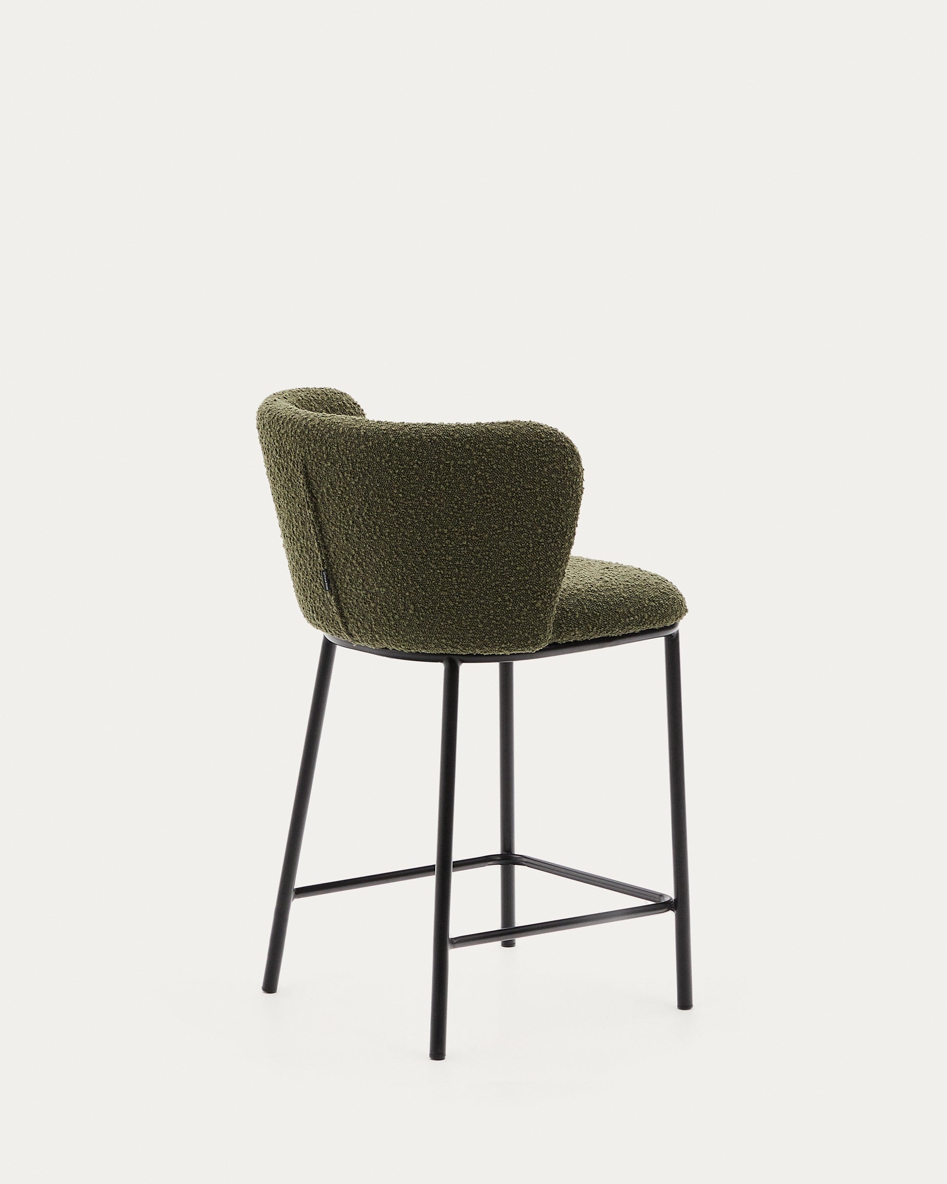 Moderner Hocker Ciselia mit grünem Schaffell und schwarzem Stahl, 65 cm hoch, FSC-zertifiziert, von Kave Home.