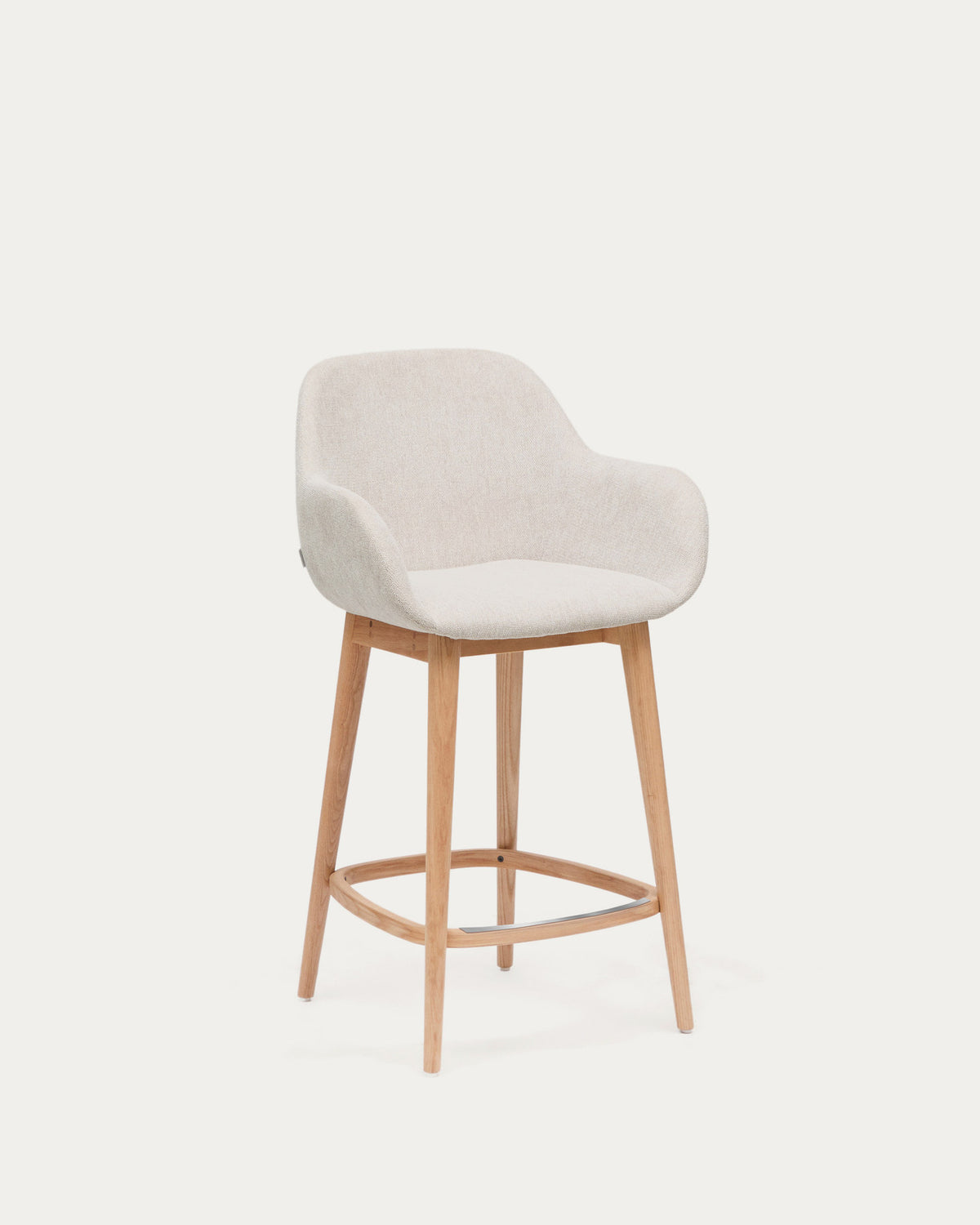 Beigefarbener Hocker Konna mit Beinen aus massivem Eschenholz, helles Finish 65 cm in Beige präsentiert im Onlineshop von KAQTU Design AG. Barstuhl ist von Kave Home