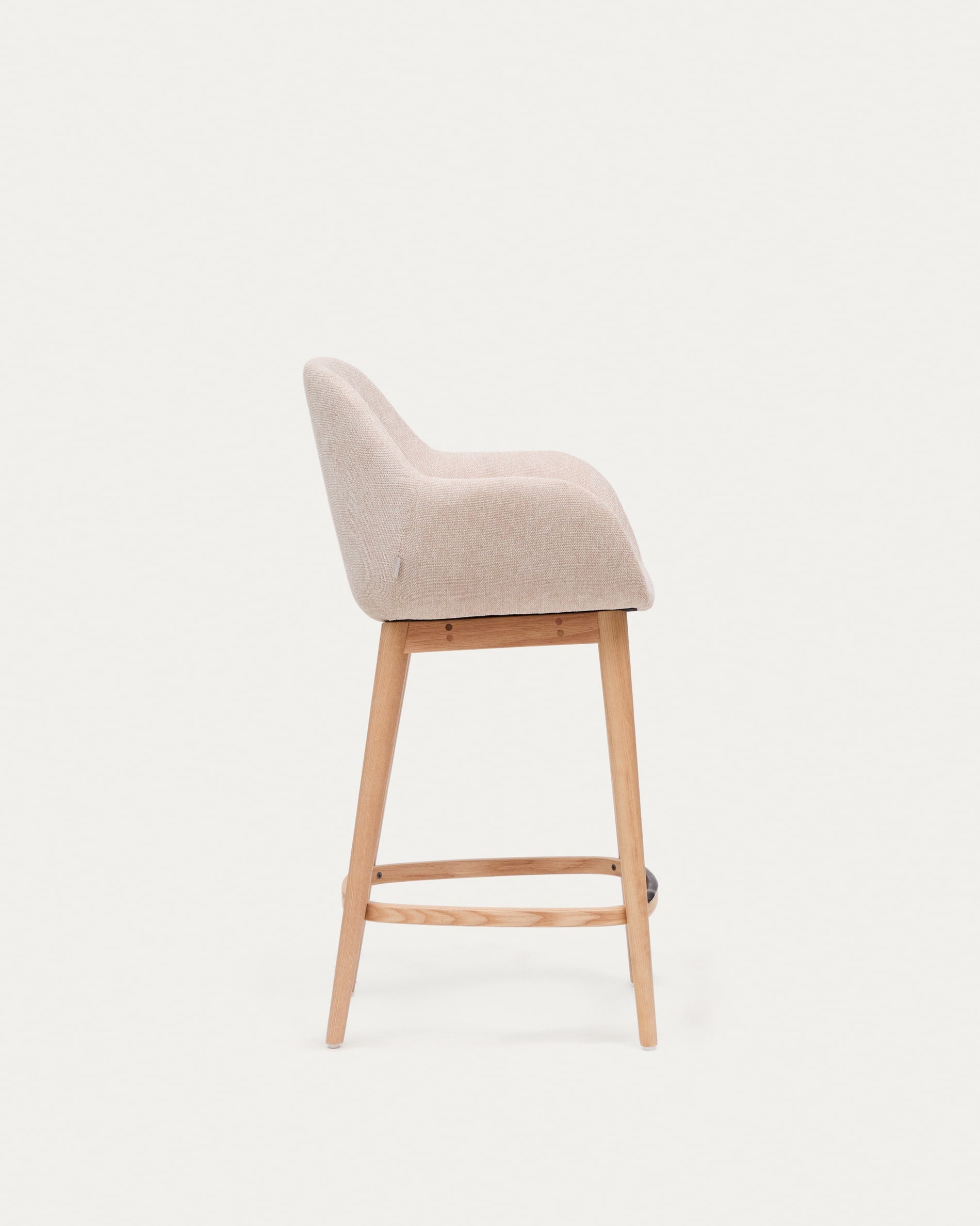 Eleganter Hocker Konna in Beige, 65 cm hoch, mit stabilen Beinen aus massivem Eschenholz und hellem Finish, von Kave Home.