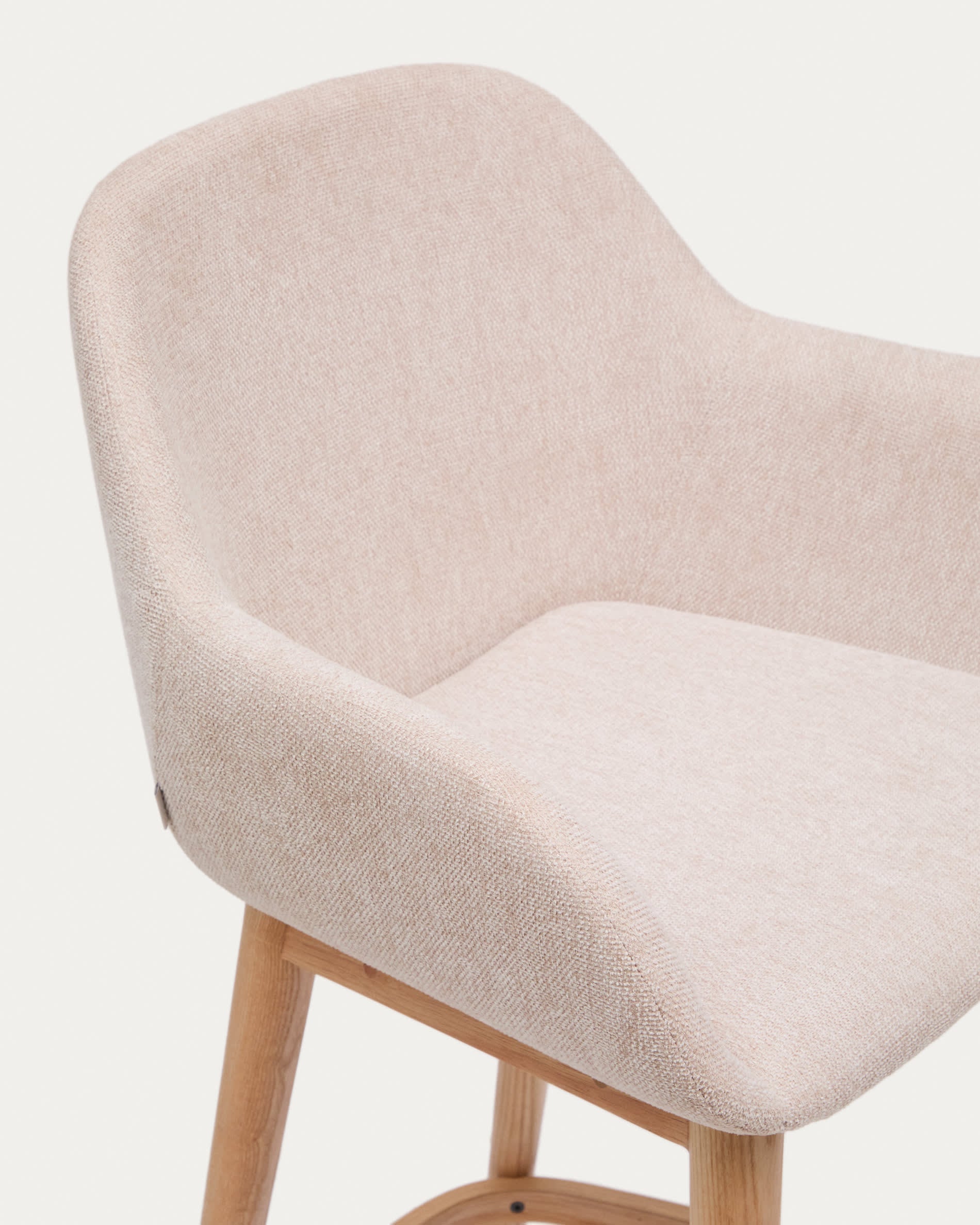 Eleganter Hocker Konna von Kave Home: 65 cm hoch, mit stabilen Eschenholzbeinen und einem bequemen, pflegeleichten Bezug – ideal für jedes Zuhause.