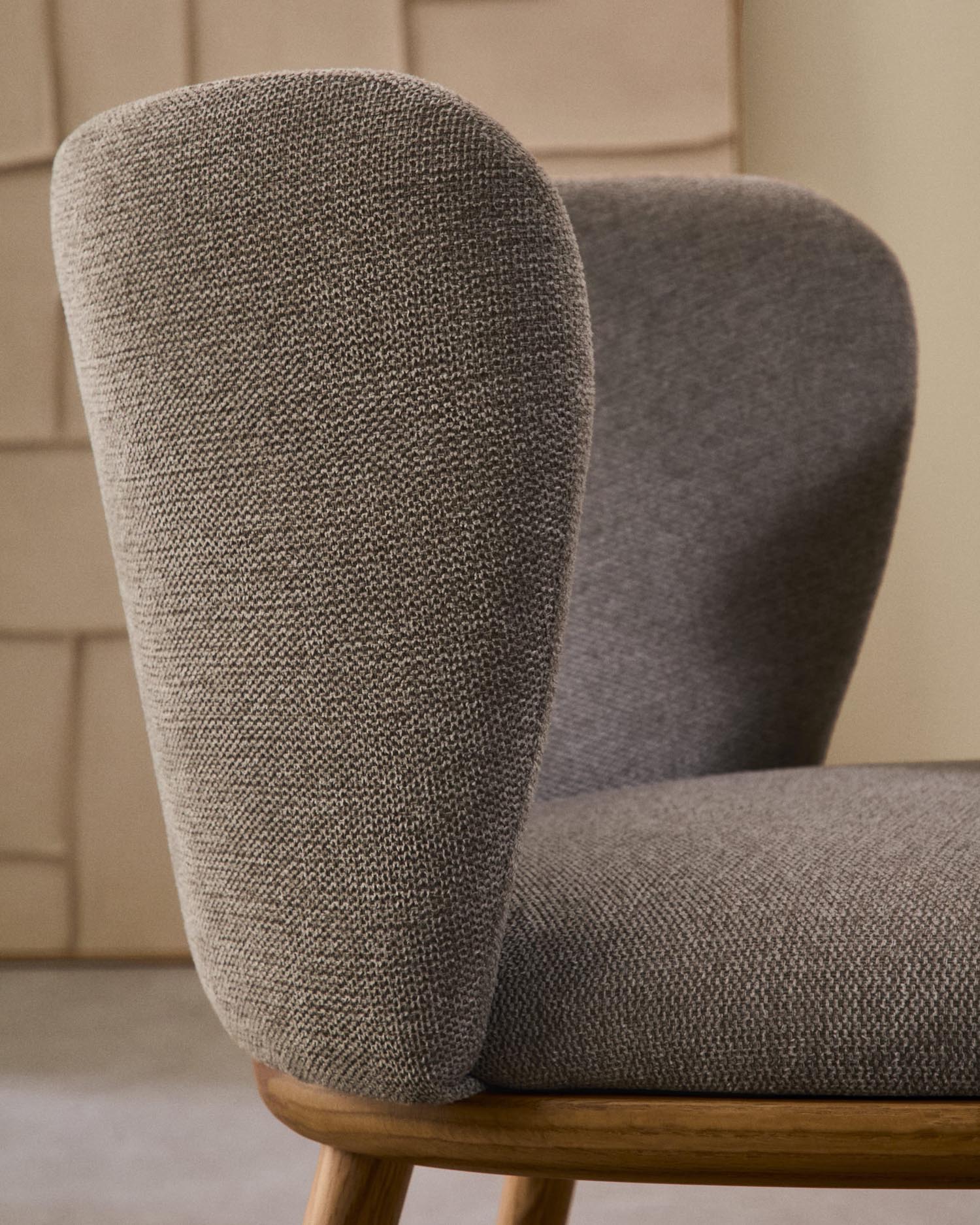 Stuhl Ciselia: braune Chenille, FSC-zertifiziertes Eschenholz, natürliches Finish, stilvoll und nachhaltig von Kave Home.